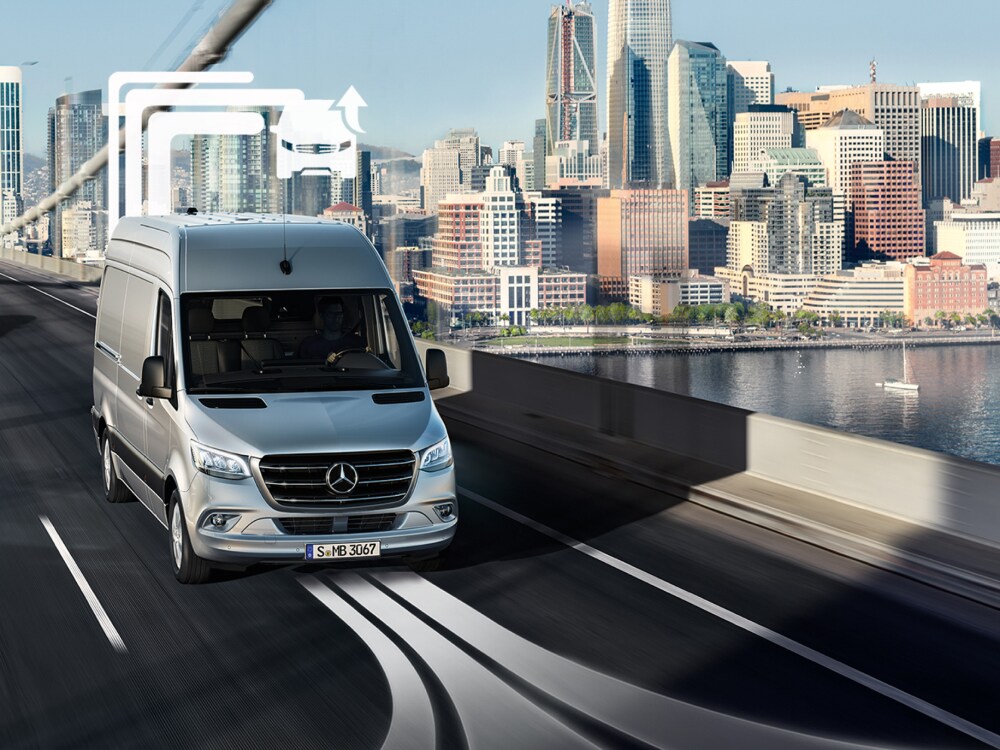 Ein Transporter von Mercedes-Benz Vans fährt bei Tag über eine mehrspurige Brücke.