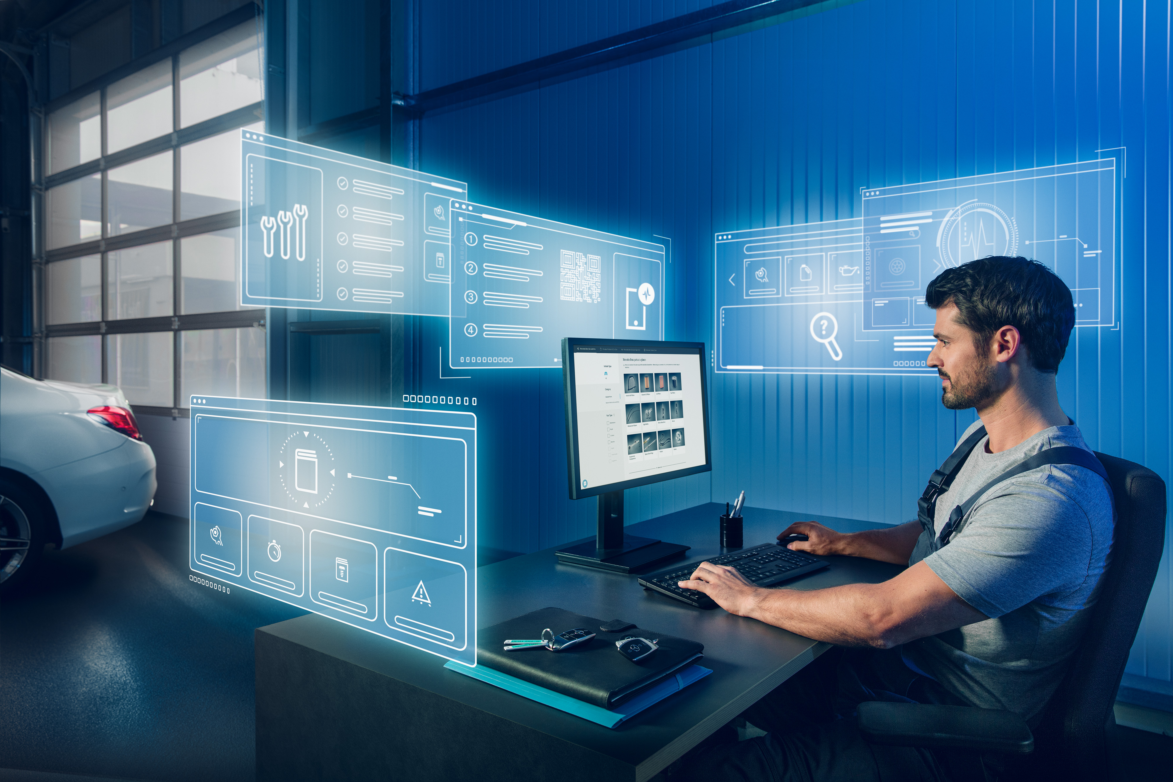 Original-Teile | Mercedes-Benz Transporter. Mechaniker sucht am Computer nach passenden Mercedes-Benz Original-Teilen im Mercedes-Ersatzteilkatalog.