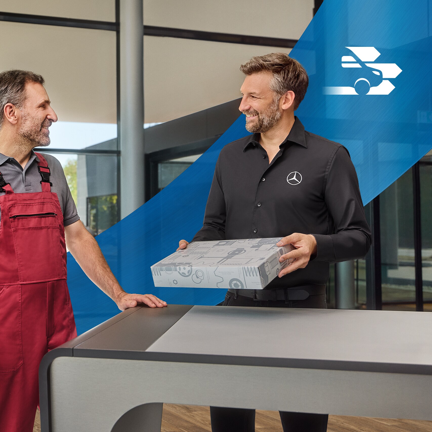 Mercedes-Benz Teile- und Zubehörspezialist im Gespräch mit einem anderen Mitarbeiter über die Qualitätsstandards. Wellenförmiges blaues Band, das den Hintergrund durchquert.