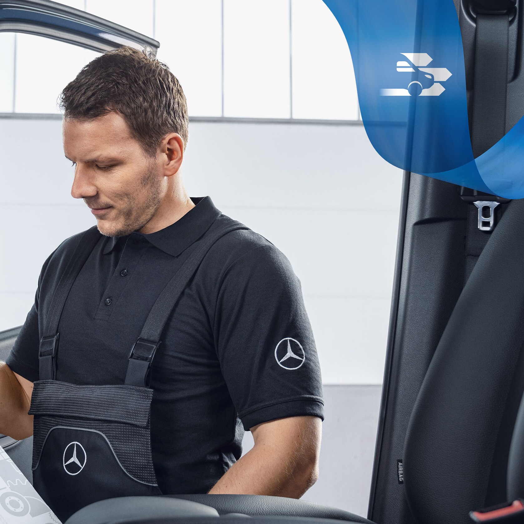 Mechaniker prüft Mercedes-Benz Original-Teile im Transporter-Innenraum.