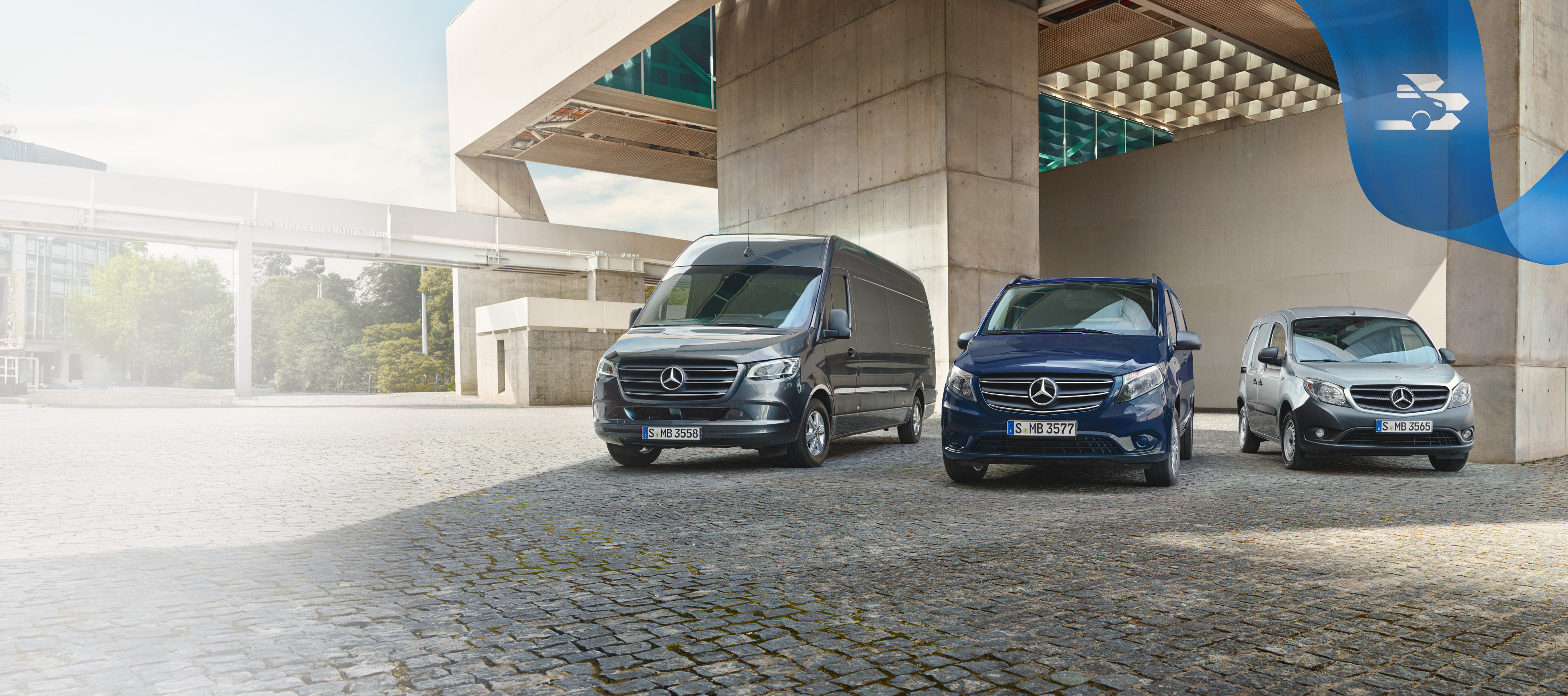 Neufahrzeuggarantie | Mercedes-Benz Transporter. Drei Mercedes-Benz Transporter symbolisieren die Neufahrzeuggarantie und die sorgenfreie Herstellergarantie.