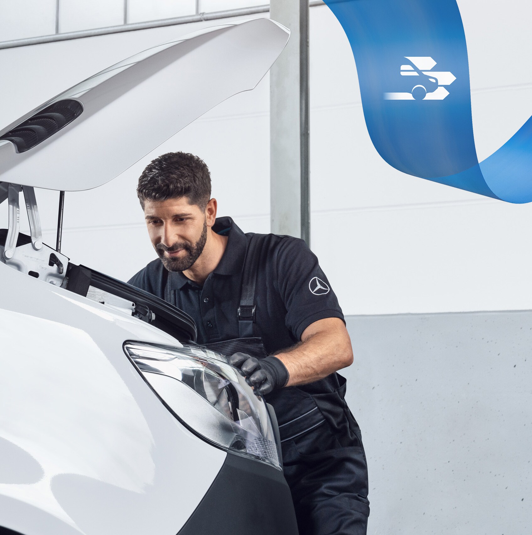 Mercedes-Benz Spezialist arbeitet mit Spezialwerkzeug am Transporter – für optimale Reparaturfreundlichkeit.
