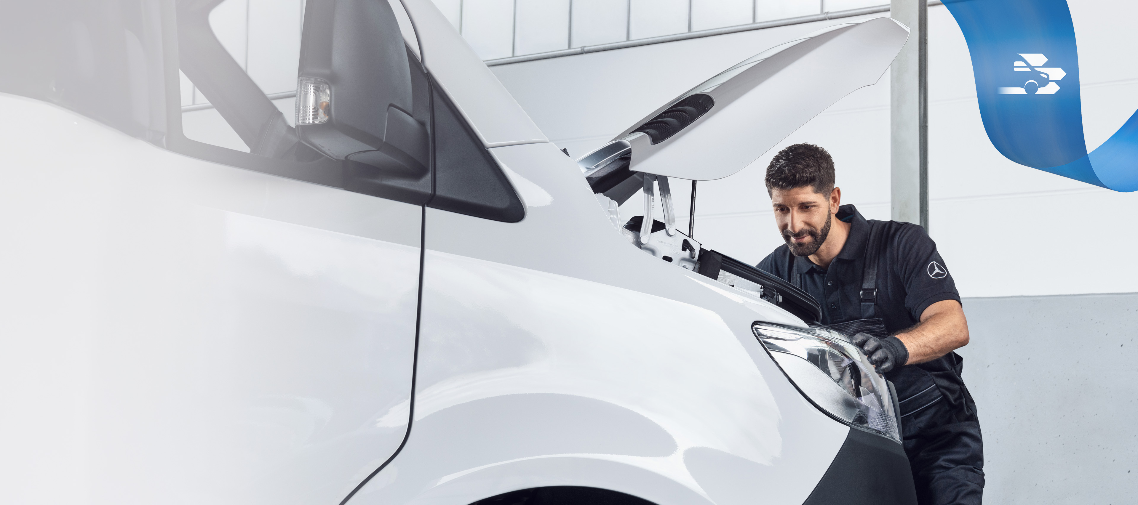 Fahrzeugkonstruktion | Mercedes-Benz Transporter. Mercedes-Benz Spezialist arbeitet mit Spezialwerkzeug am Transporter – für optimale Reparaturfreundlichkeit.