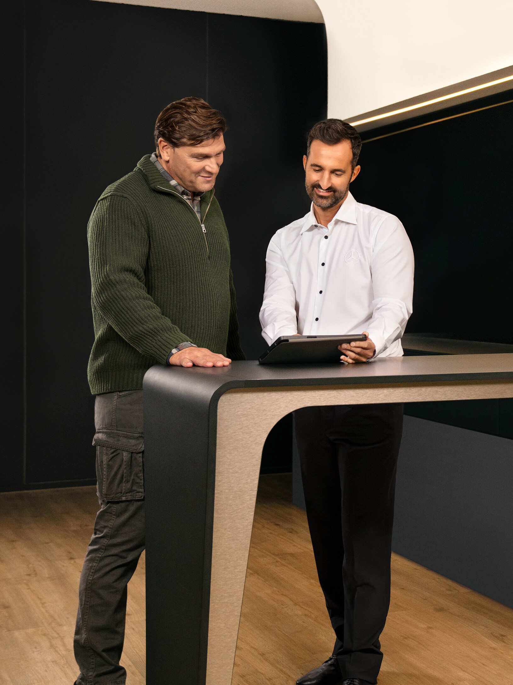 Ein Mercedes-Benz Sprinter fährt auf einer Straße – abgesichert durch das Mercedes Wartungspaket für sorgenfreie Mobilität.