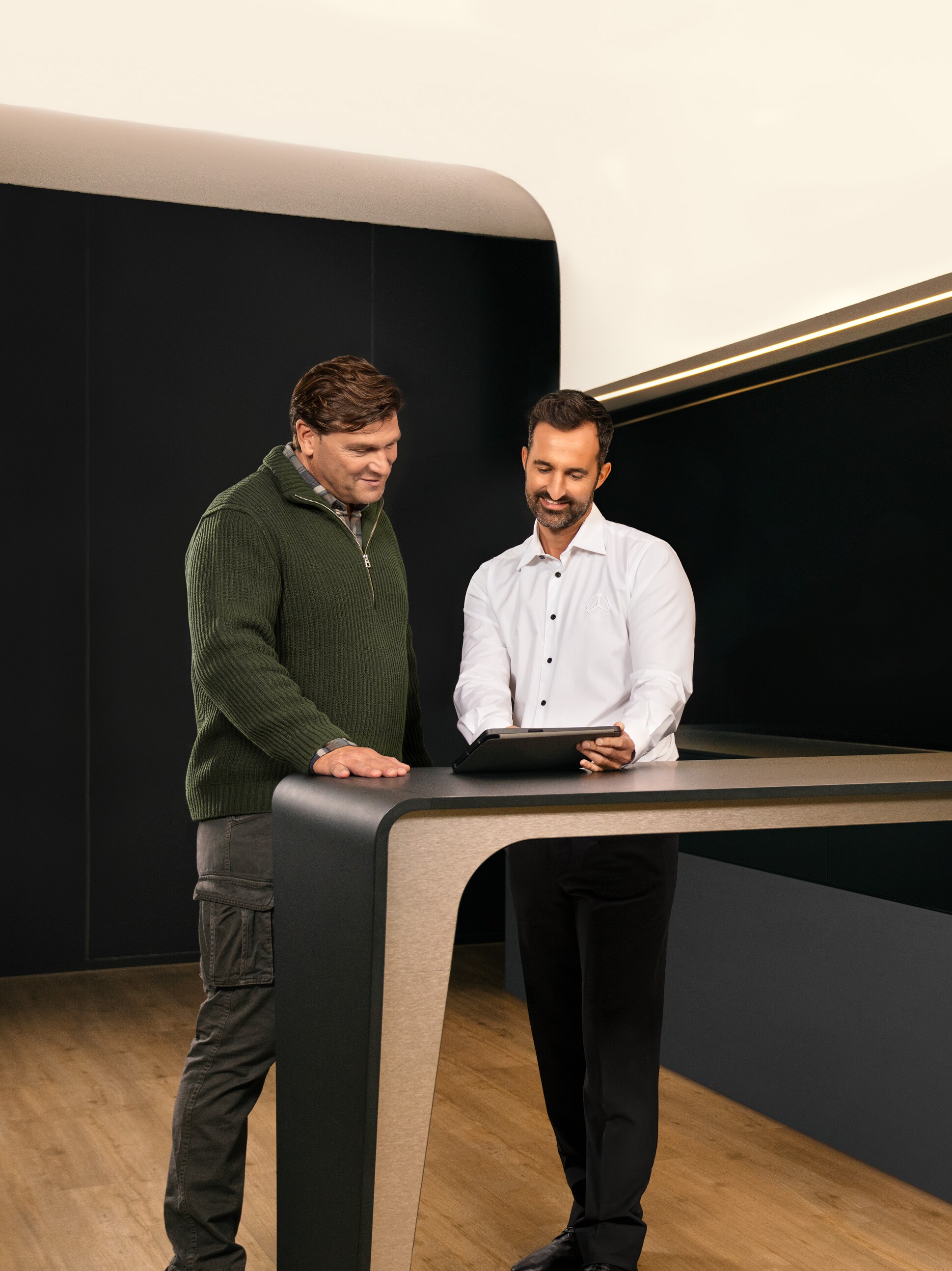 Ein Techniker prüft das Fahrzeuginnere eines Transporters – zuverlässiger Nutzfahrzeuge Service bei Mercedes-Benz.