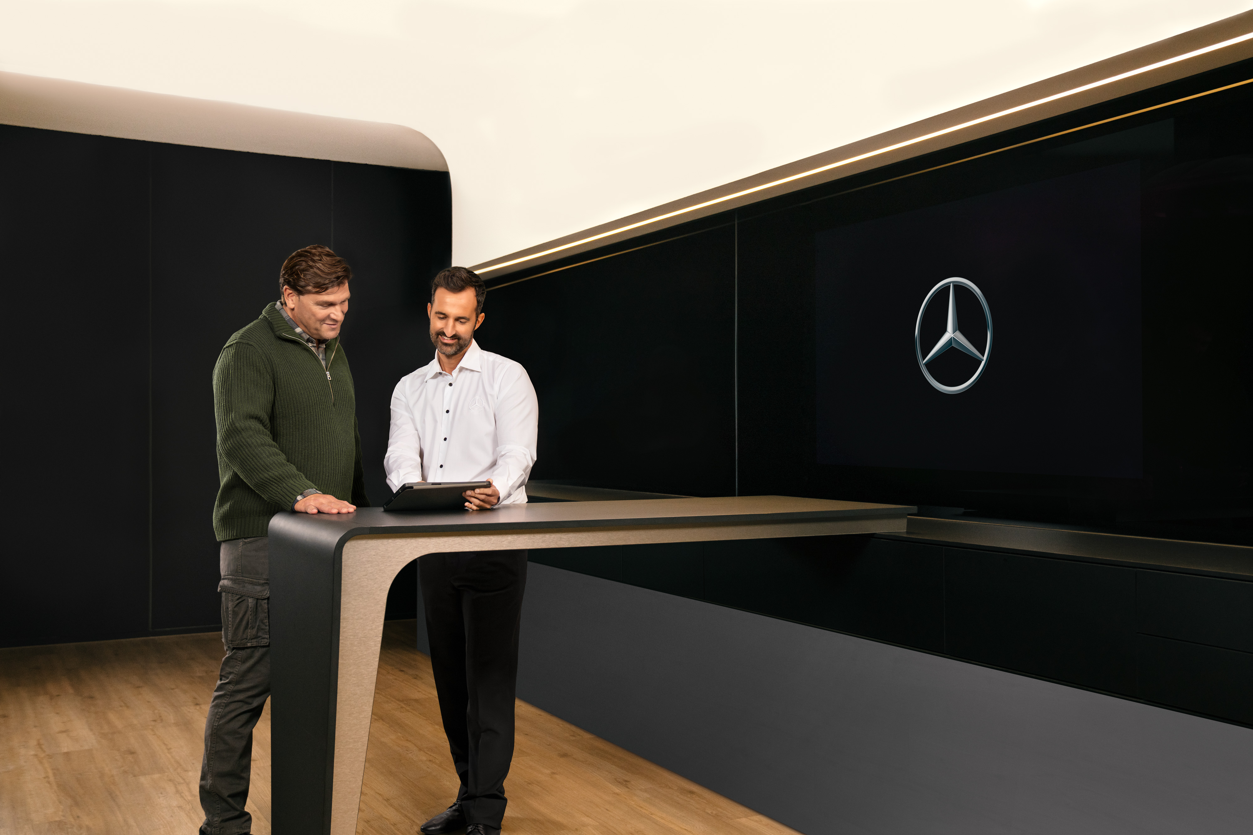 Transporter-Services | Mercedes-Benz Transporter. Ein Techniker prüft das Fahrzeuginnere eines Transporters – zuverlässiger Nutzfahrzeuge Service bei Mercedes-Benz.