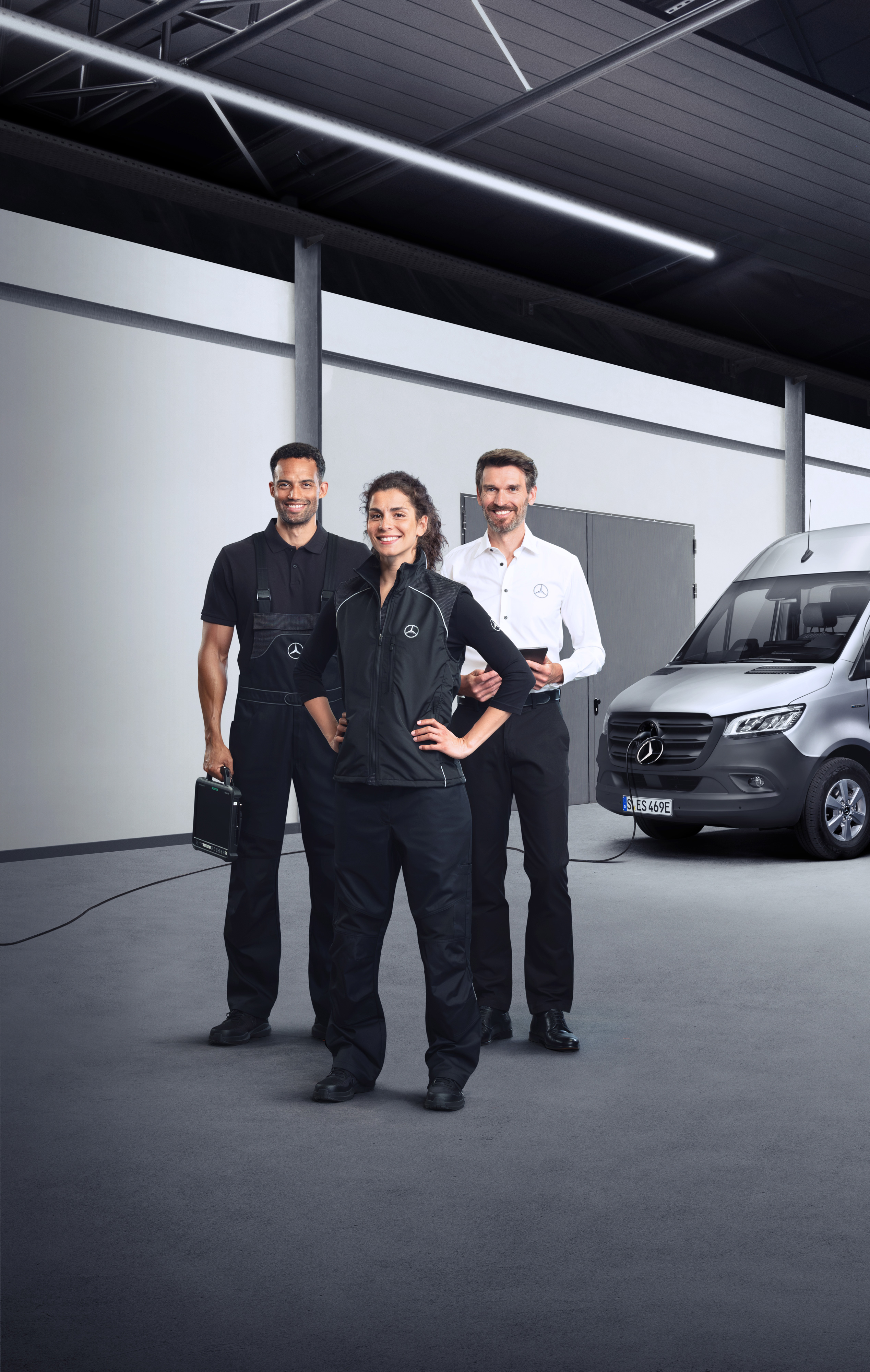 Transporter-Services | Mercedes-Benz Transporter. Drei Mitarbeitende stehen vor einem Mercedes-Benz eVan – kompetenter Nutzfahrzeuge-Service für Ihren Fuhrpark.