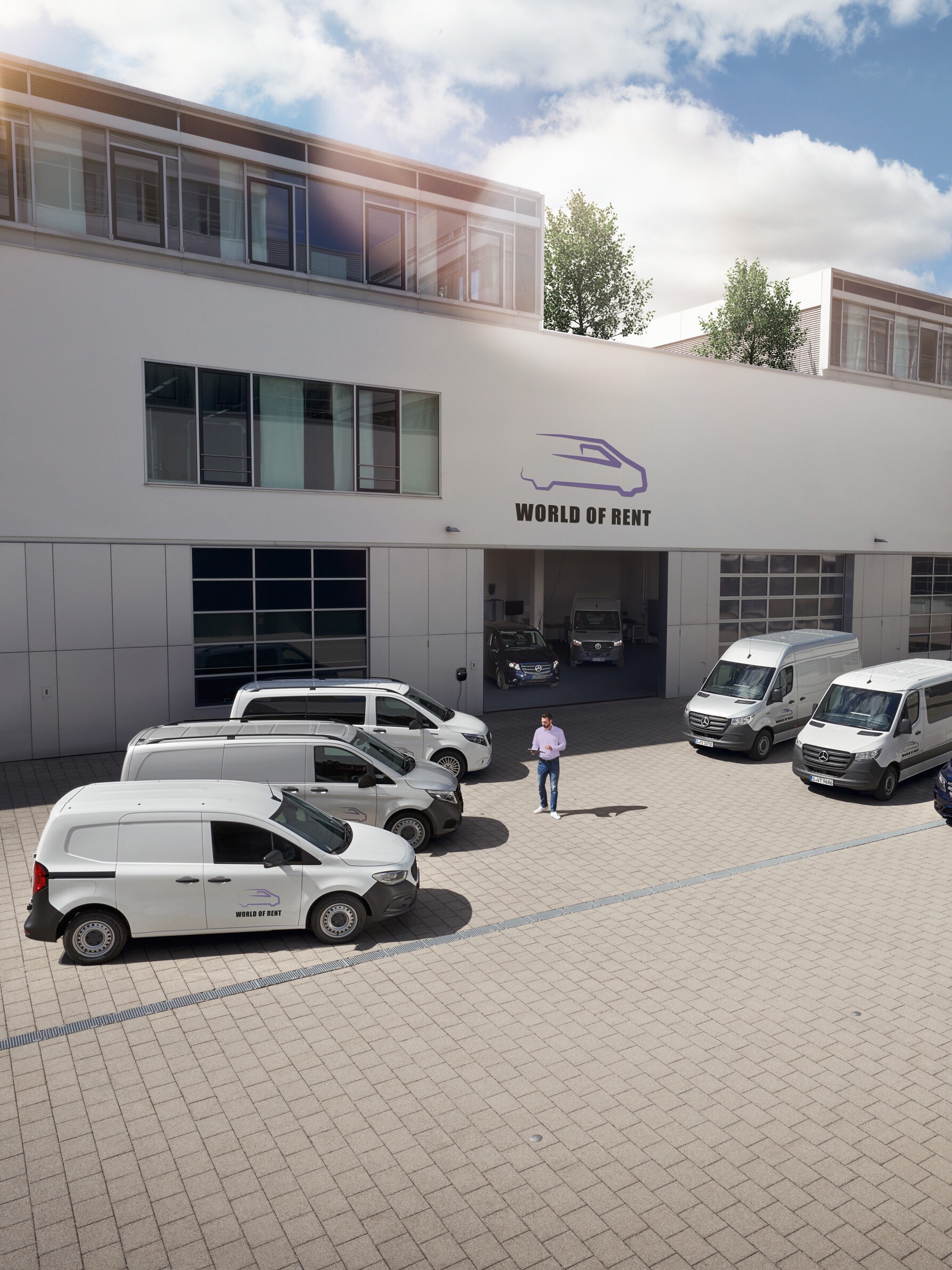 Mehrere Mercedes-Benz Transporter vor einem Firmengebäude – zuverlässiger Nutzfahrzeuge Service für Fuhrparks.