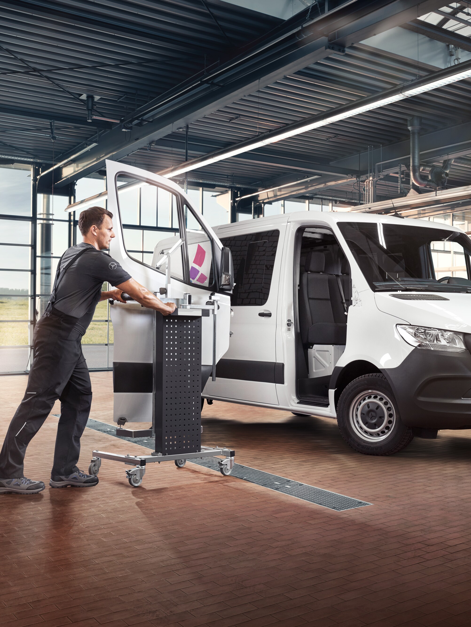 Ein Techniker wartet einen Mercedes-Benz Sprinter – umfassende Serviceleistungen für Nutzfahrzeuge in der Werkstatt.