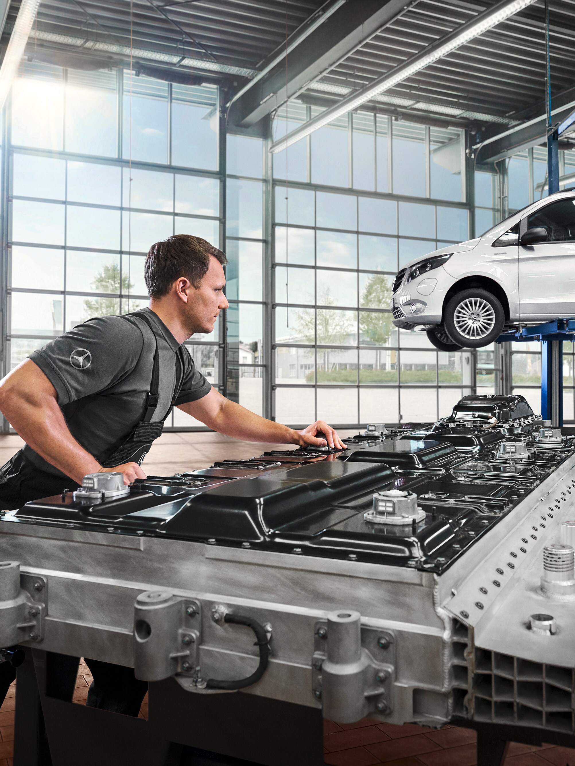 Ein Techniker prüft Batteriemodule in der Werkstatt Alt-Text: Ein Techniker prüft Batteriemodule in der Werkstatt – Sicherheit für Ihren Elektrotransporter durch Batterie-Garantie.