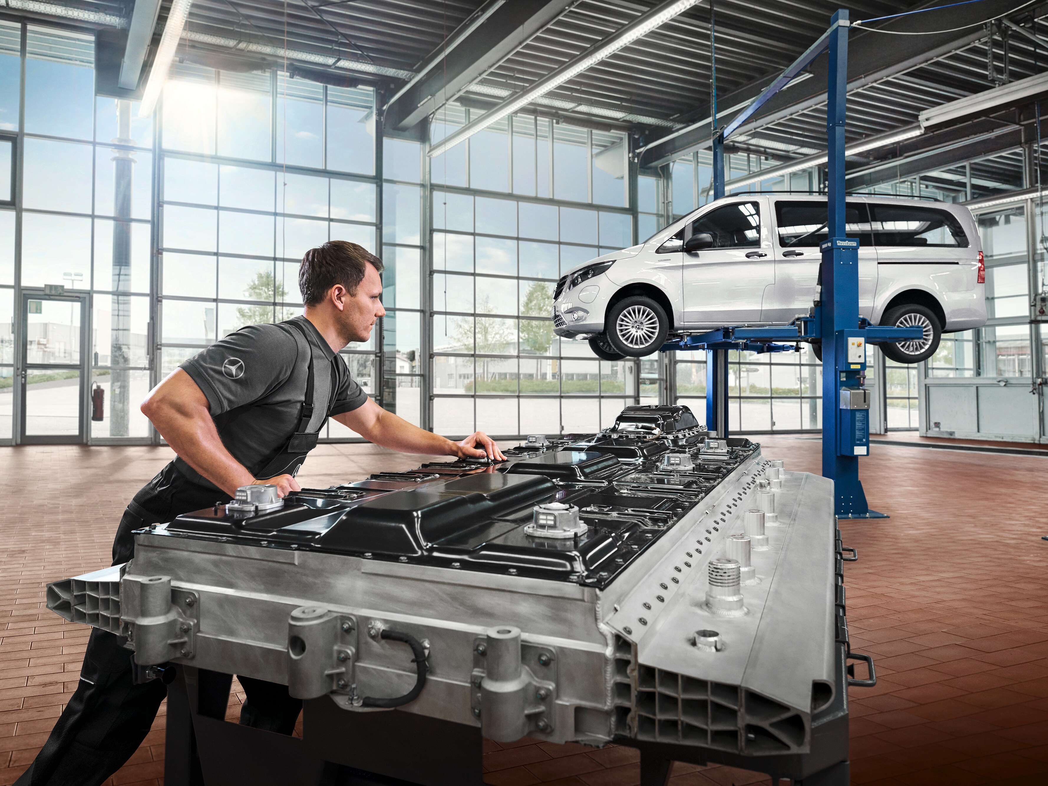 Ein Techniker prüft Batteriemodule in der Werkstatt – Sicherheit für Ihren Elektrotransporter durch Batterie-Garantie.