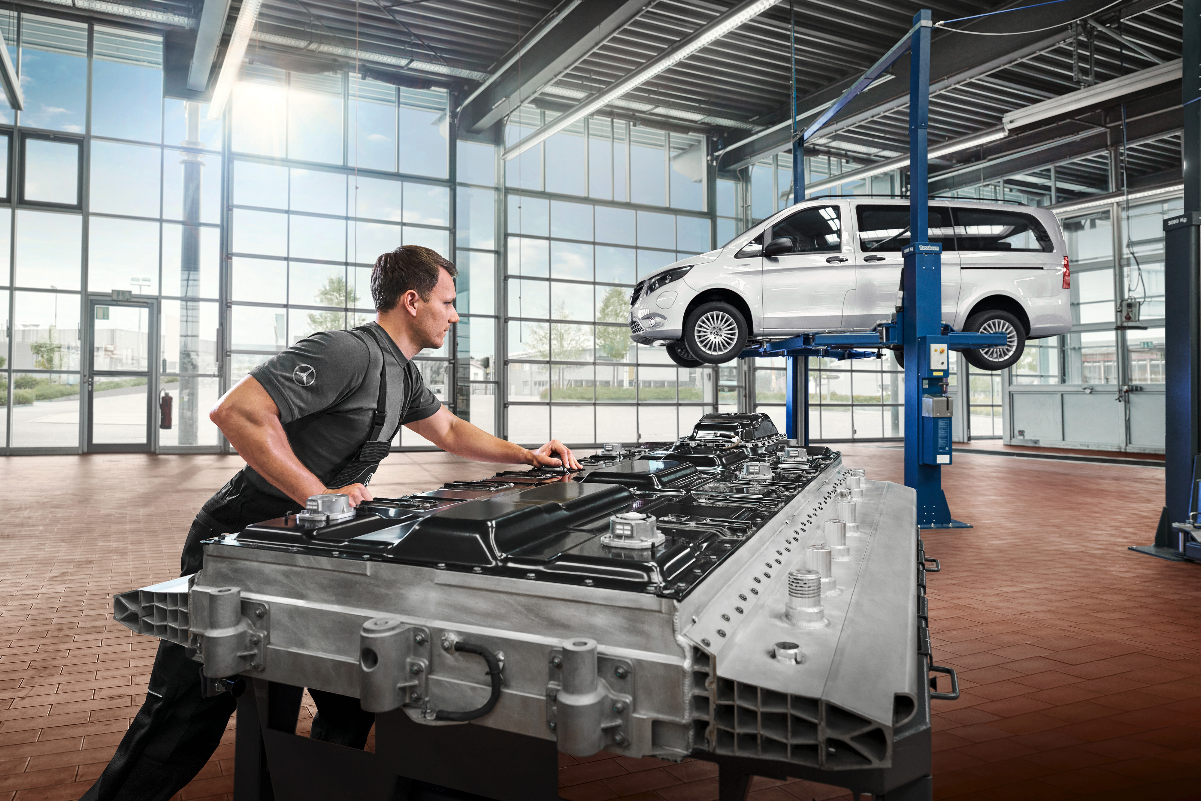 Elektrofahrzeug-Service | Mercedes-Benz Transporter. Ein Techniker prüft Batteriemodule in der Werkstatt – Sicherheit für Ihren Elektrotransporter durch Batterie-Garantie.