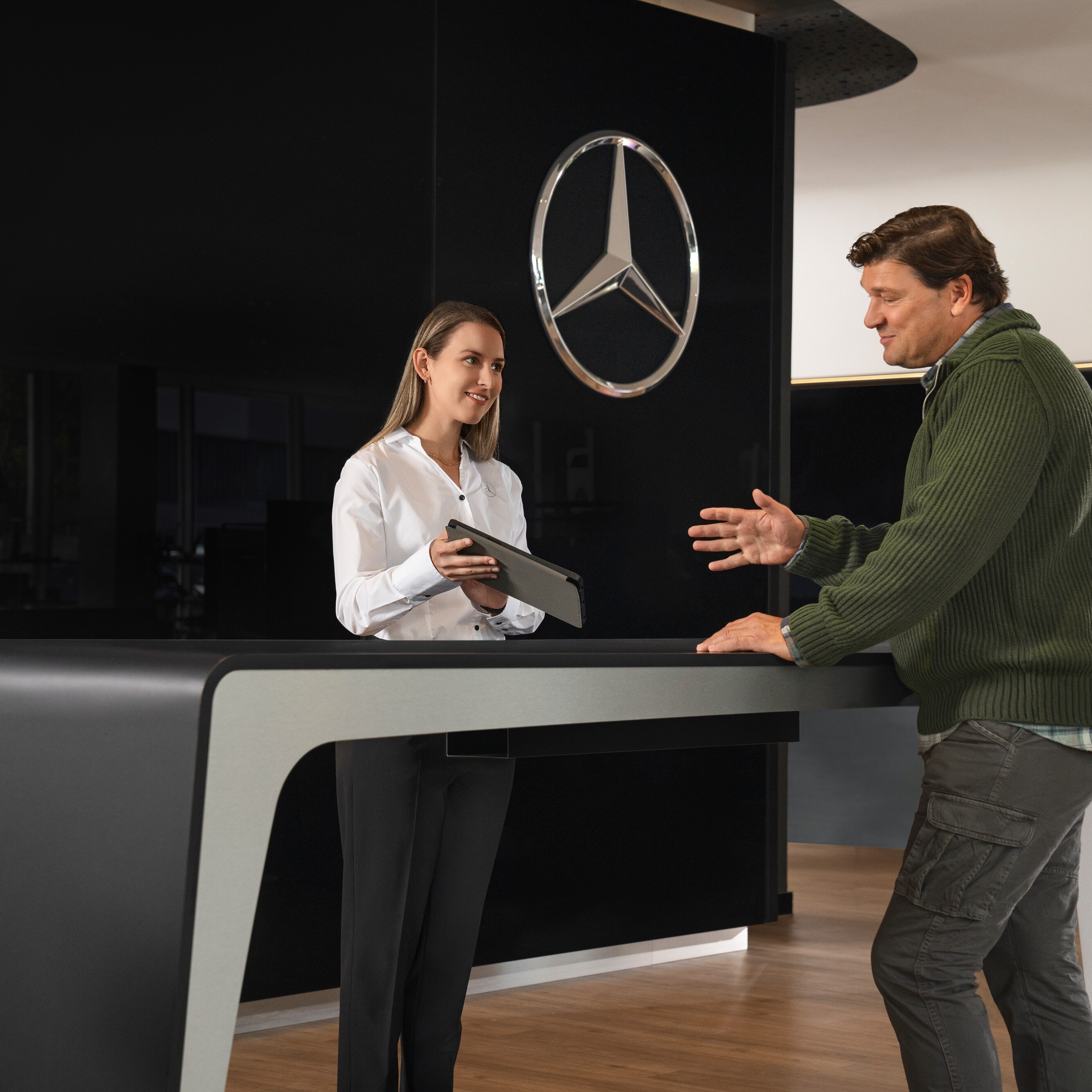 Ein Beraterteam informiert Kunden individuell zu Themen wie Elektro-Service und Elektromobilität bei Mercedes-Benz