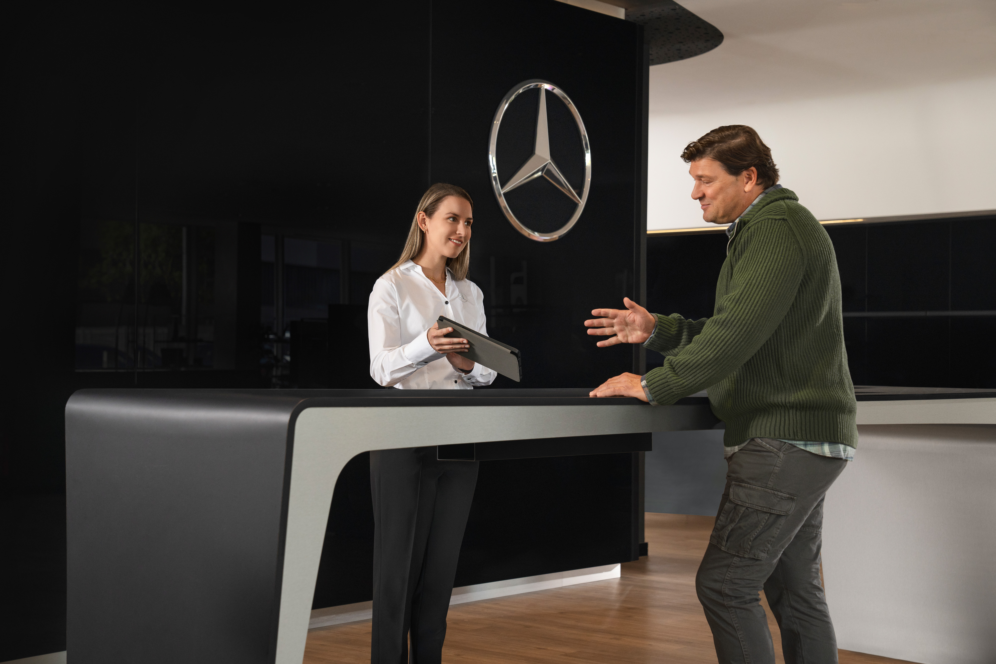 Elektrofahrzeug-Service | Mercedes-Benz. Ein Beraterteam informiert Kunden individuell zu Themen wie Elektro-Service und Elektromobilität bei Mercedes-Benz