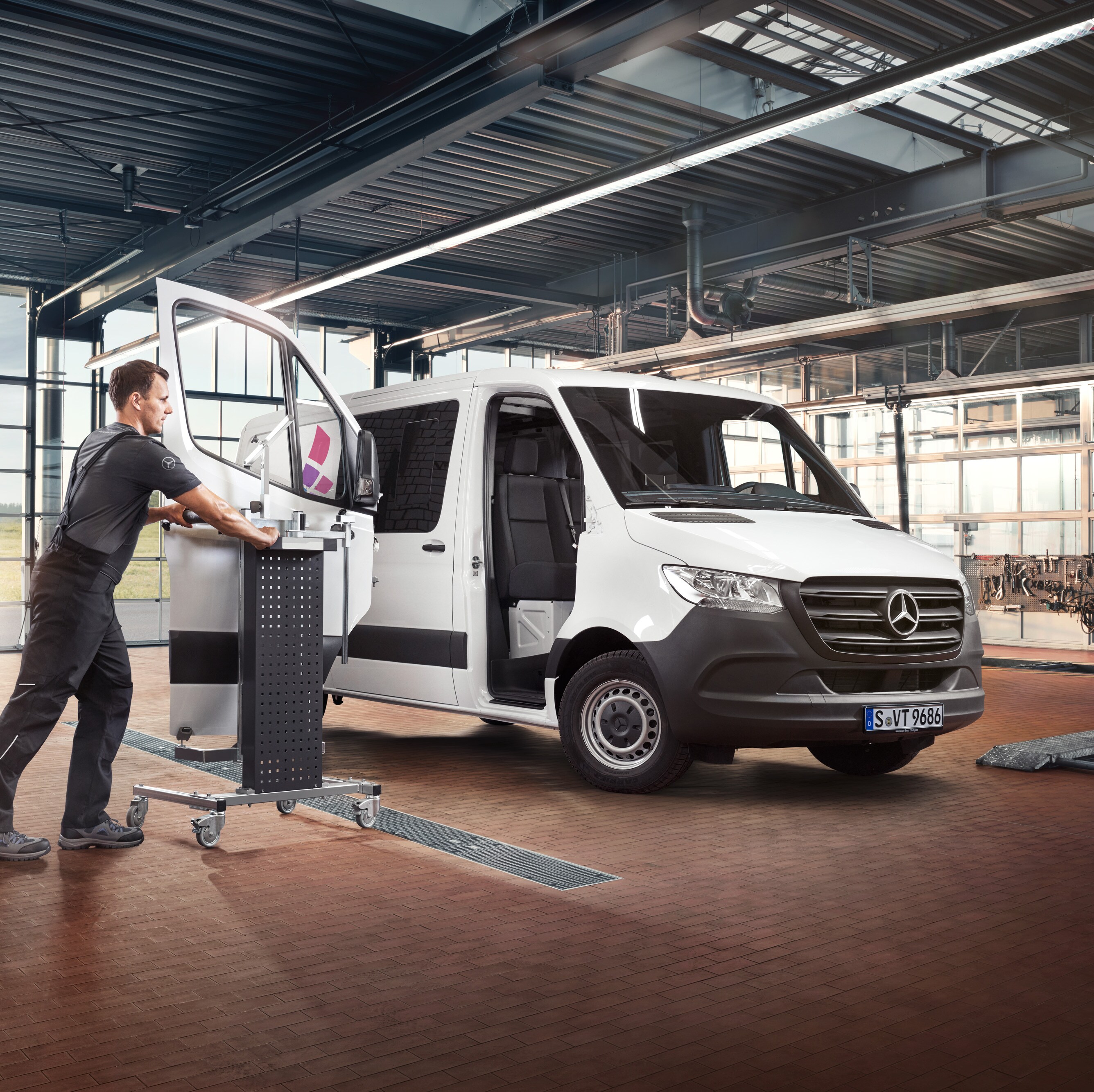 Mercedes-Benz Sprinter Transporter in städtischer Umgebung geparkt