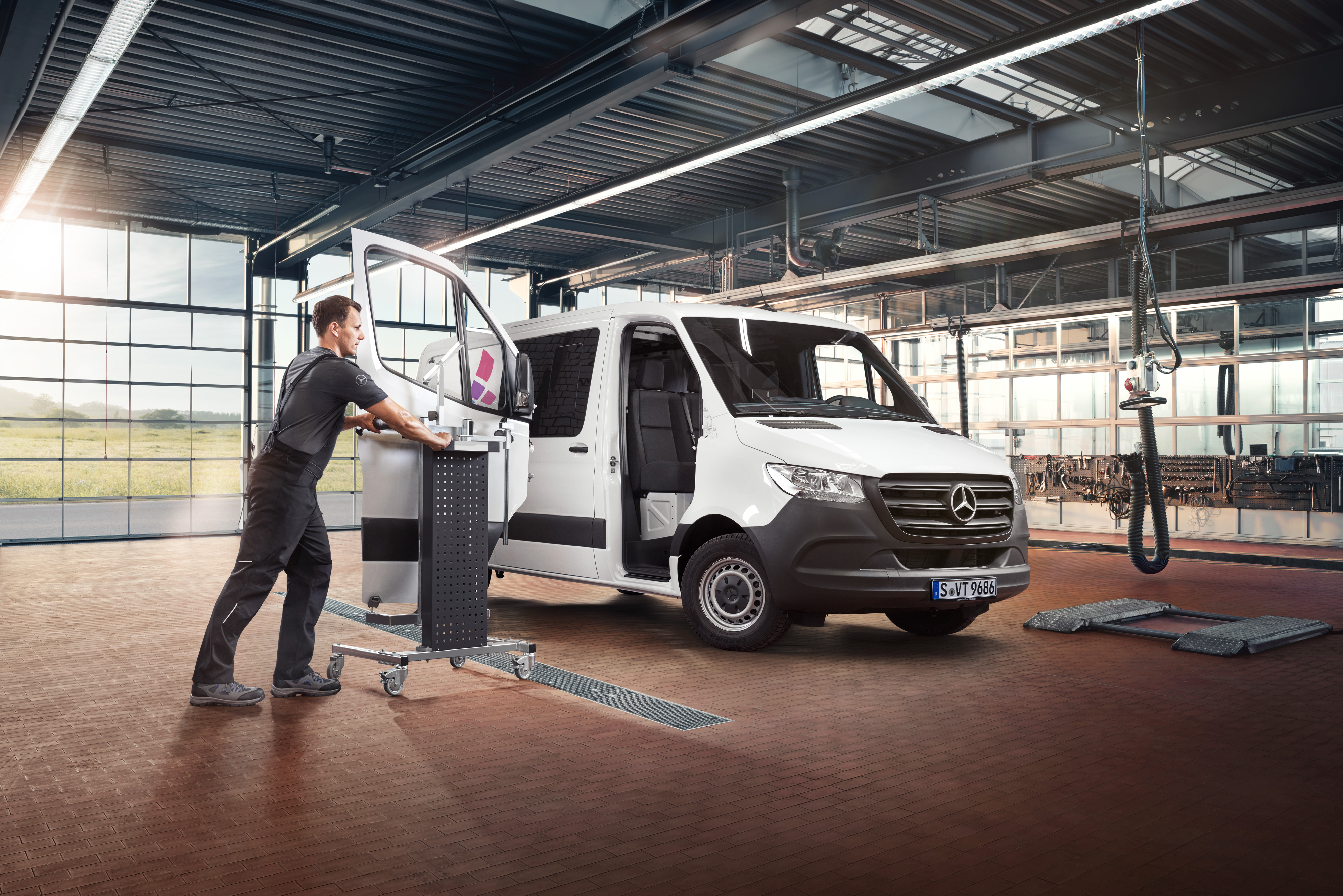 Der Sprinter: Auch beim Kauf aus Vorbesitz ein Erfolgsmodell Mercedes-Benz Sprinter Transporter in städtischer Umgebung geparkt