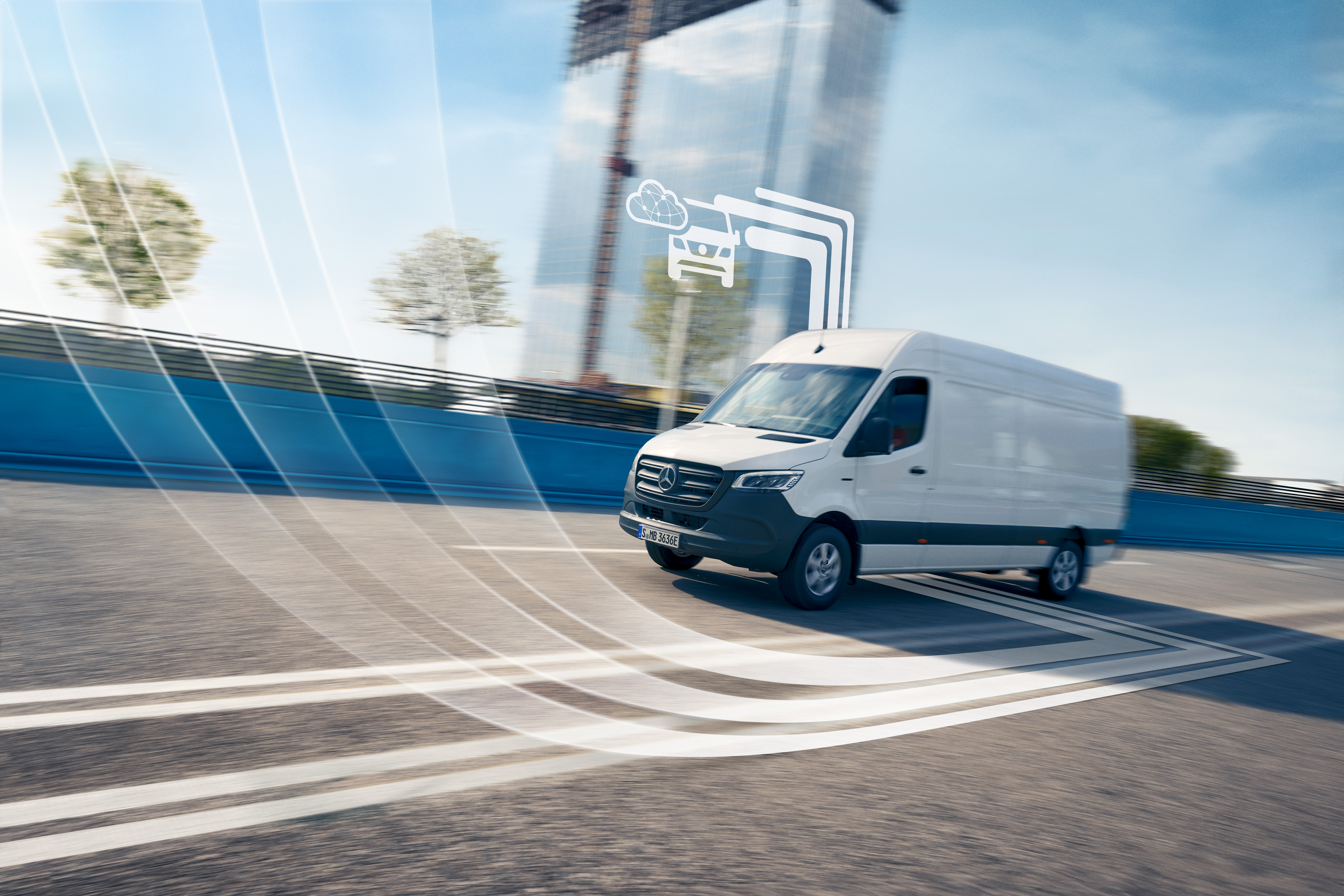 Fleet Services | Mercedes-Benz Transporter. Ein digital vernetzter weißer Mercedes-Benz Sprinter Transporter auf einer sonnenbeschienenen Straße.