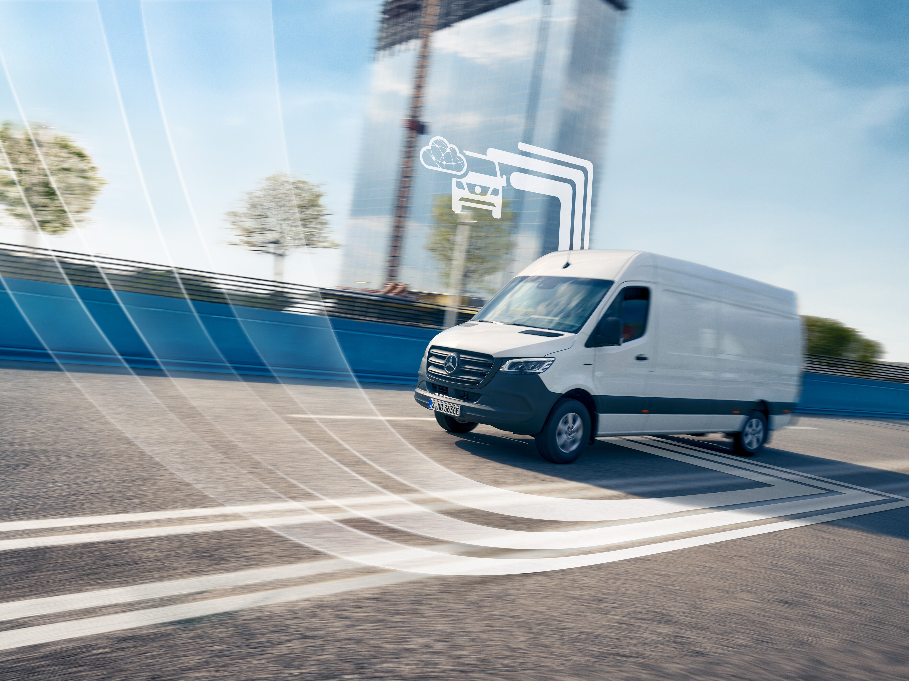 Ein digital vernetzter weißer Mercedes-Benz Sprinter Transporter auf einer sonnenbeschienenen Straße.