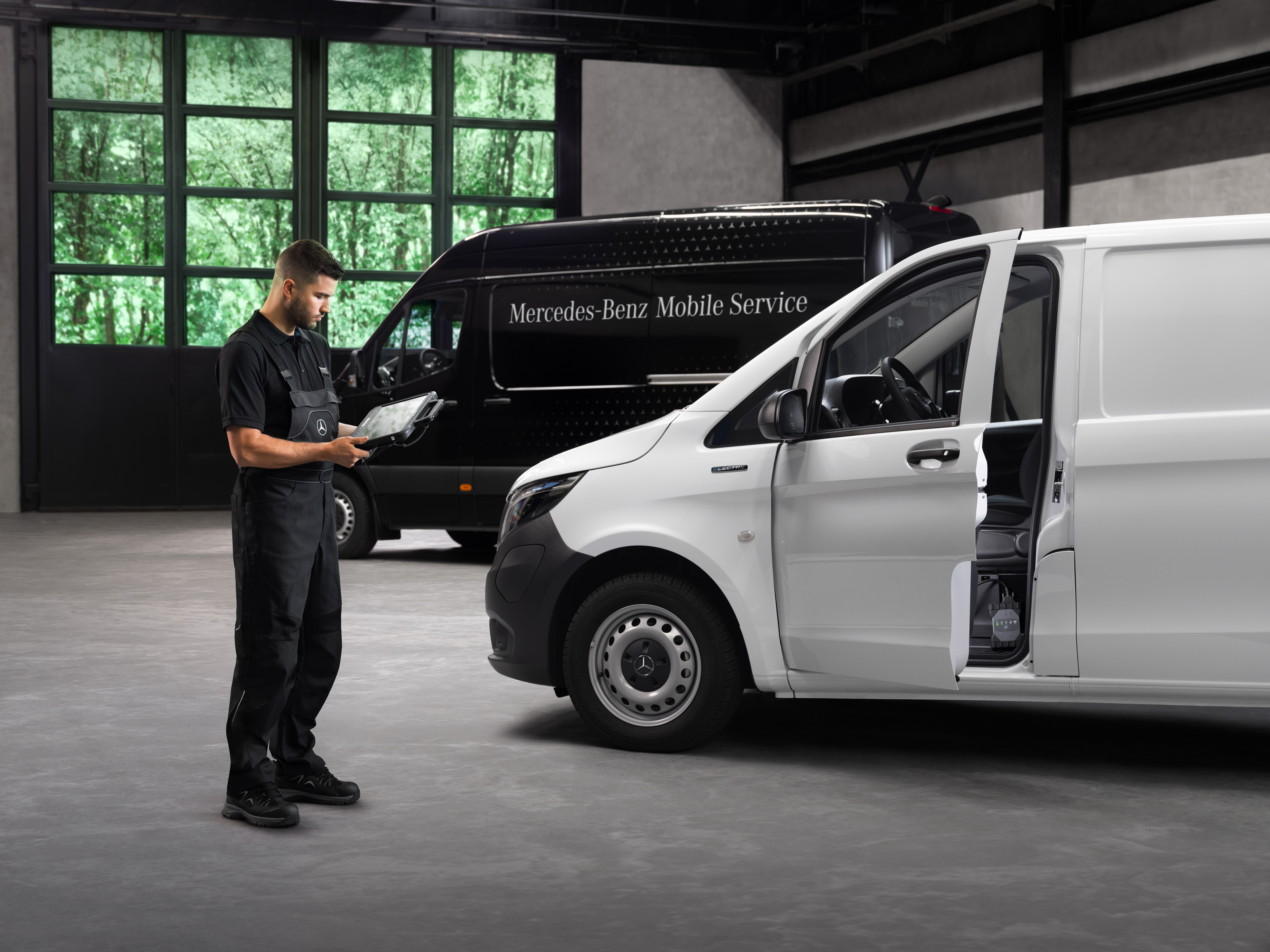 Mercedes-Benz | Mobiler Service Ein Techniker überprüft einen weißen Mercedes-Benz Vito in der Werkstatt.