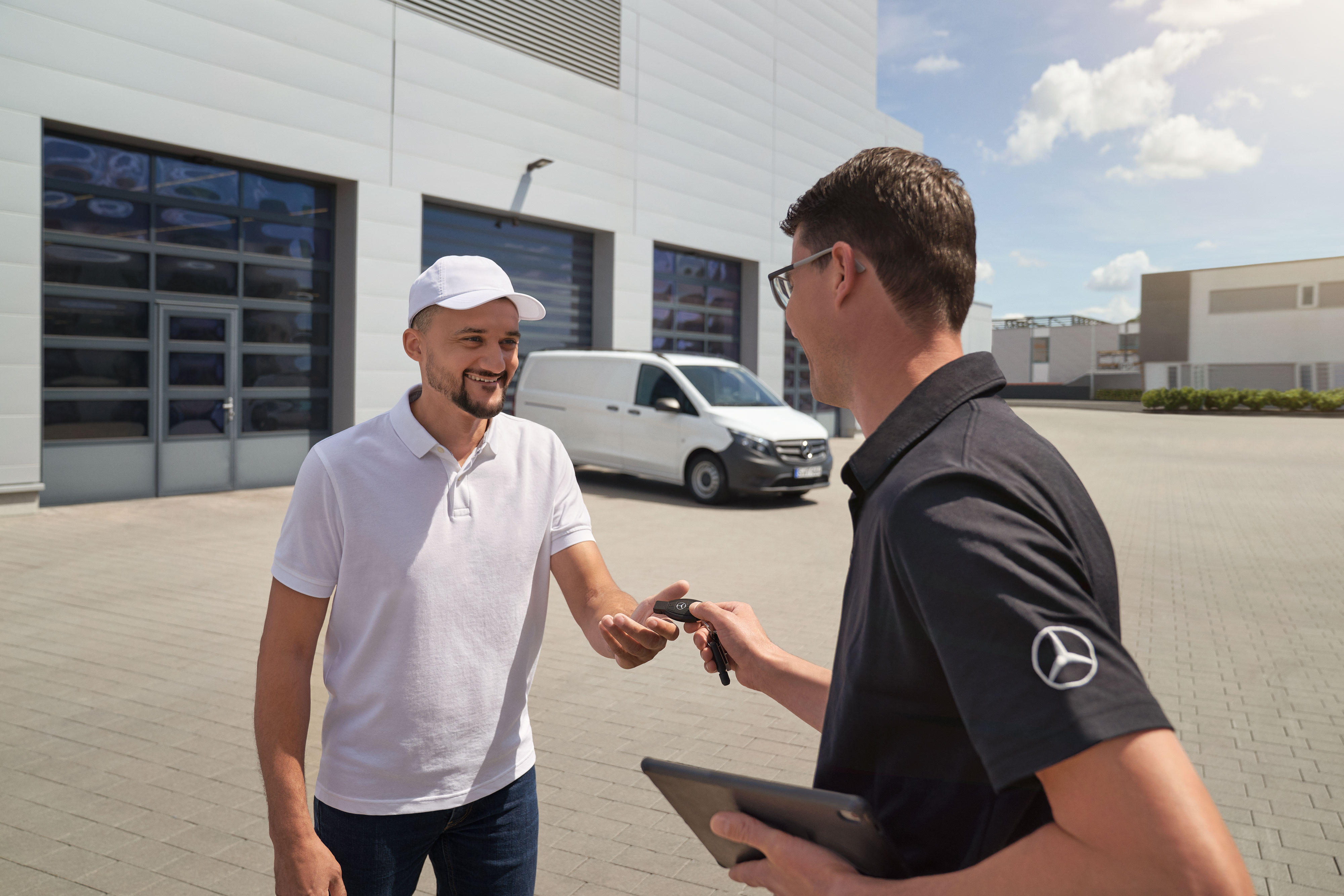 Fahrzeugwartung | Mercedes-Benz Transporter. Mercedes-Benz Servicepartner bei der Schlüsselübergabe – Mercedes‑Benz Sprinter-Service B.