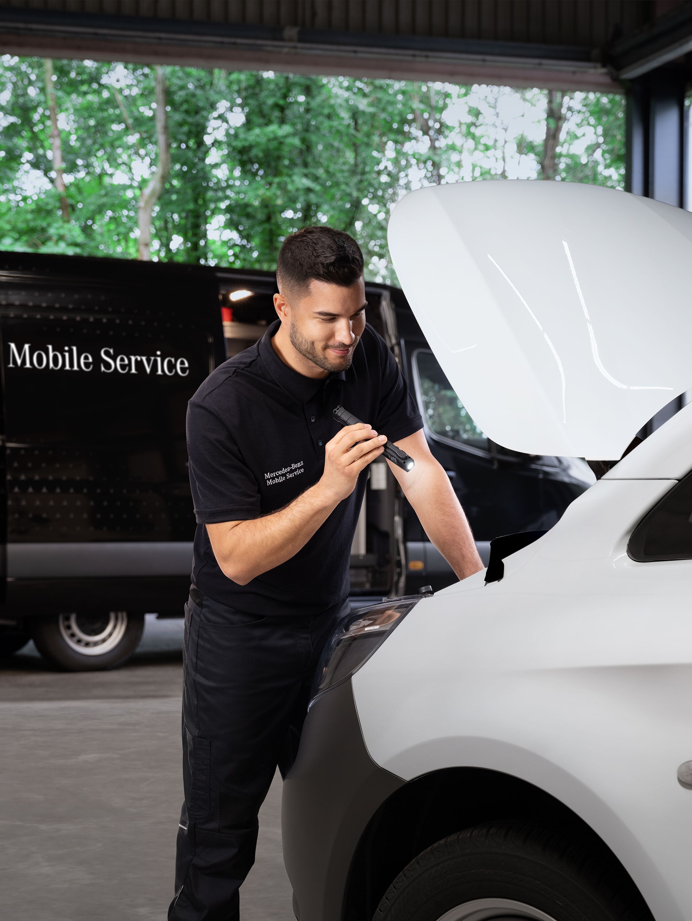 Mechaniker bei der Durchsicht des Motors – gründlicher Sprinter-Service A für sicheren Einsatz.
