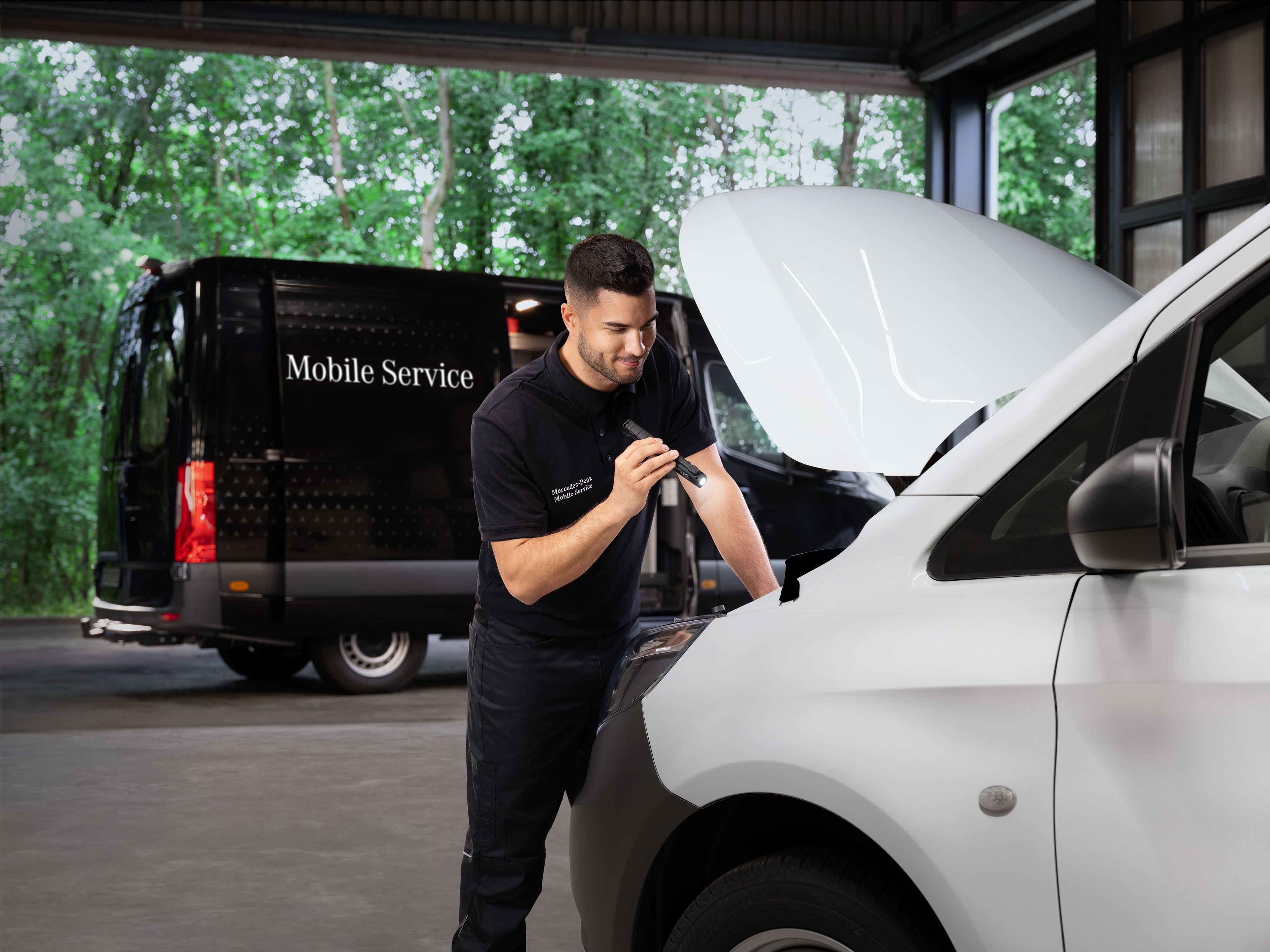 Fahrzeugwartung | Mercedes-Benz Transporter. Mechaniker bei der Durchsicht des Motors – gründlicher Sprinter-Service A für sicheren Einsatz.