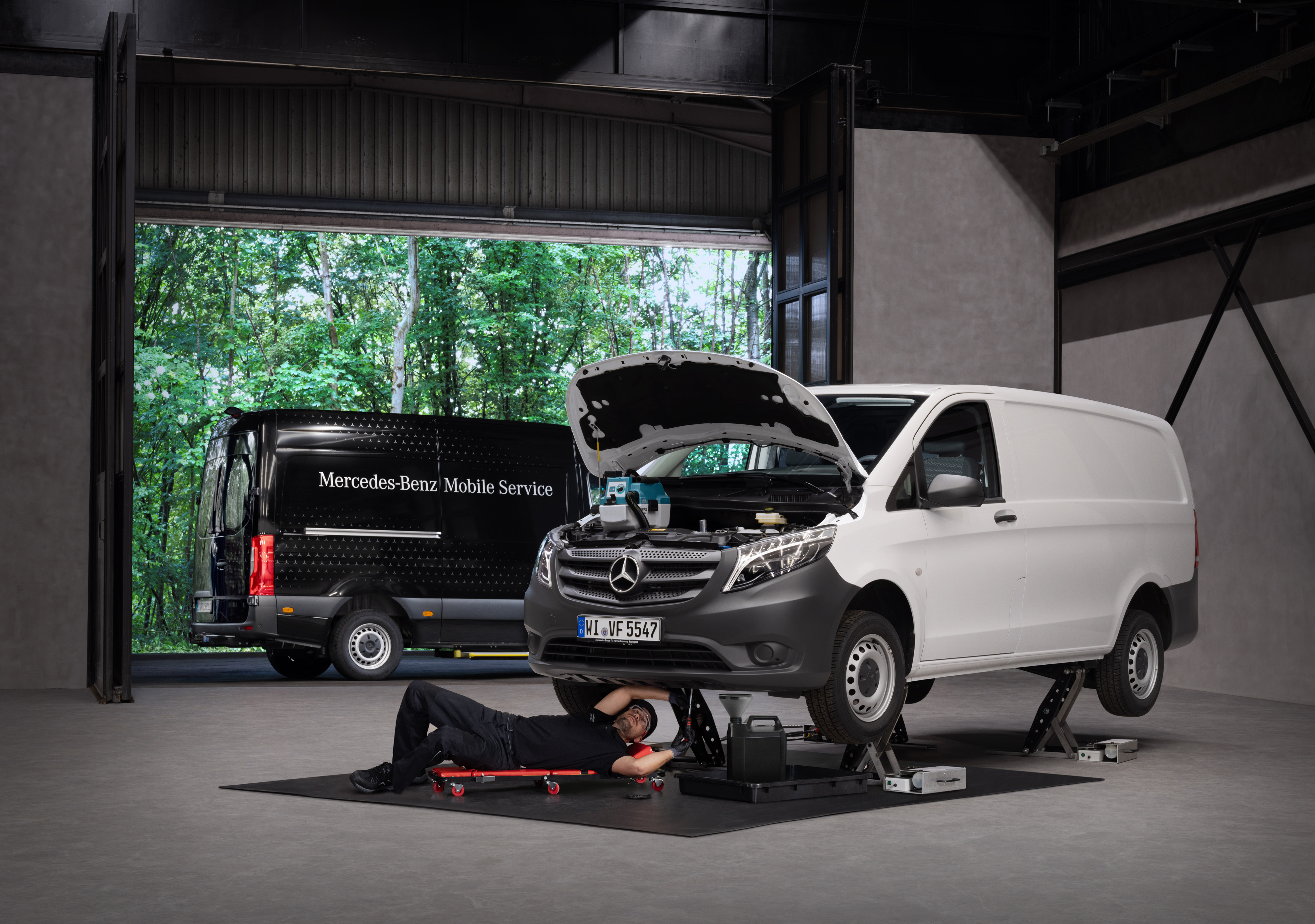 Mercedes-Benz | Mobile Service | Wartung und Reparatur Ein Techniker repariert einen weißen Mercedes-Benz Vito.