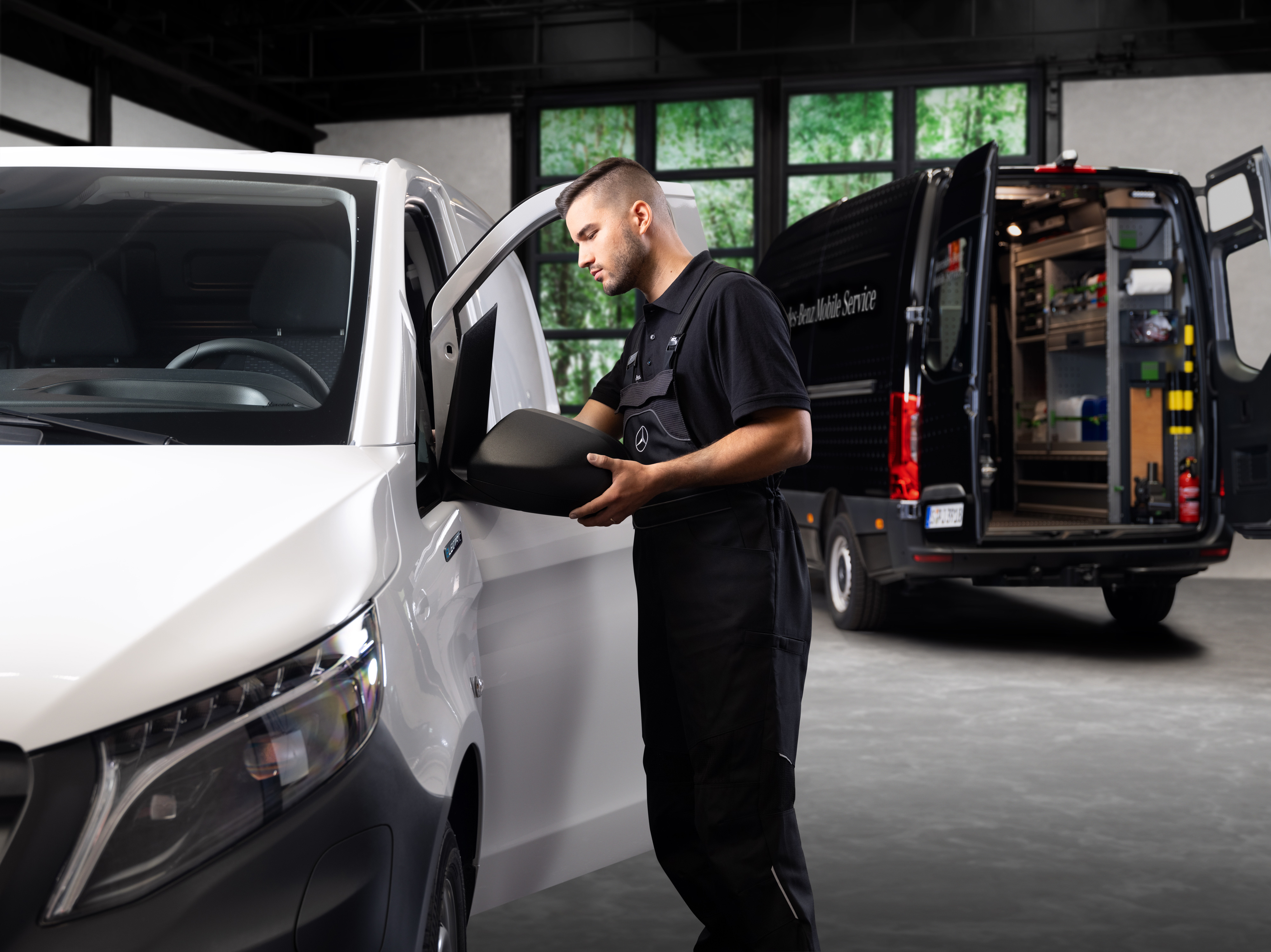 Mercedes-Benz | Mobile Service | Original-Teile Ein Techniker tauscht einen Außenspiegel an einem weißen Mercedes-Benz Vito aus.
