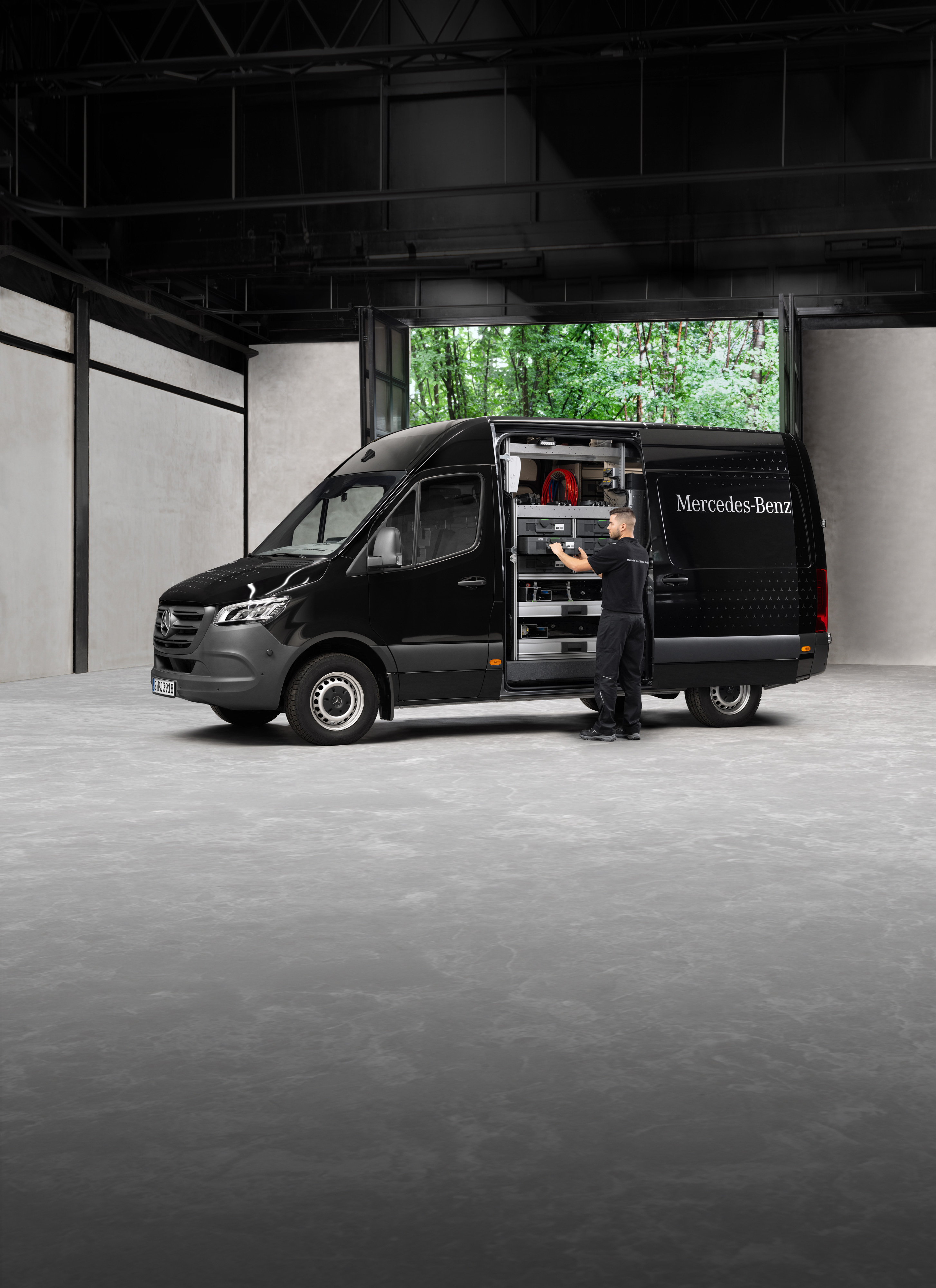 Mercedes-Benz | Mobile Service | SeasonalCheck Ein Techniker holt Werkzeuge aus einem schwarzen Mercedes-Benz Sprinter.