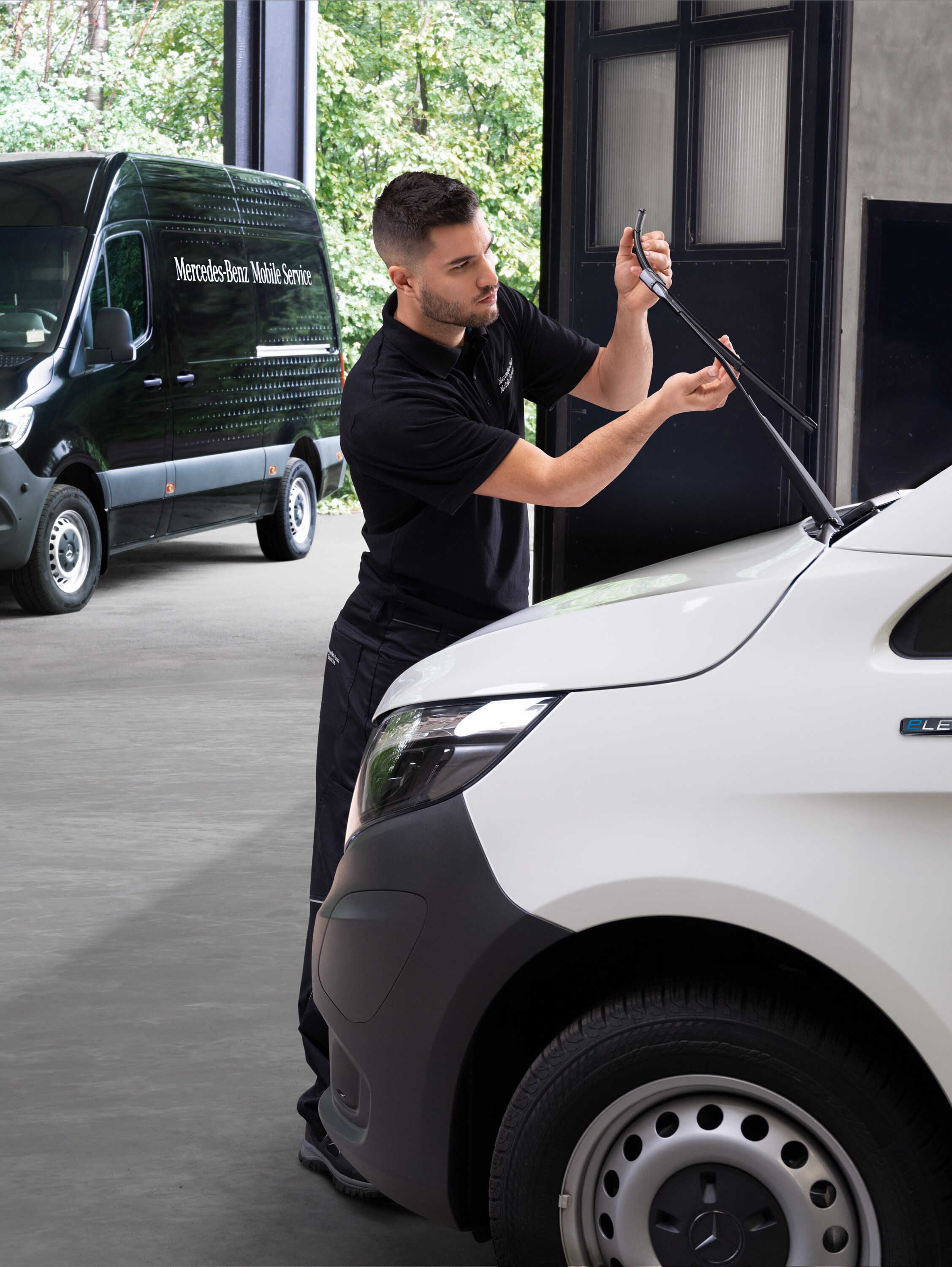 : Ein Techniker wechselt Wischerblätter am Van – schnelle Hilfe direkt vor Ort dank mobilem Werkstattservice.