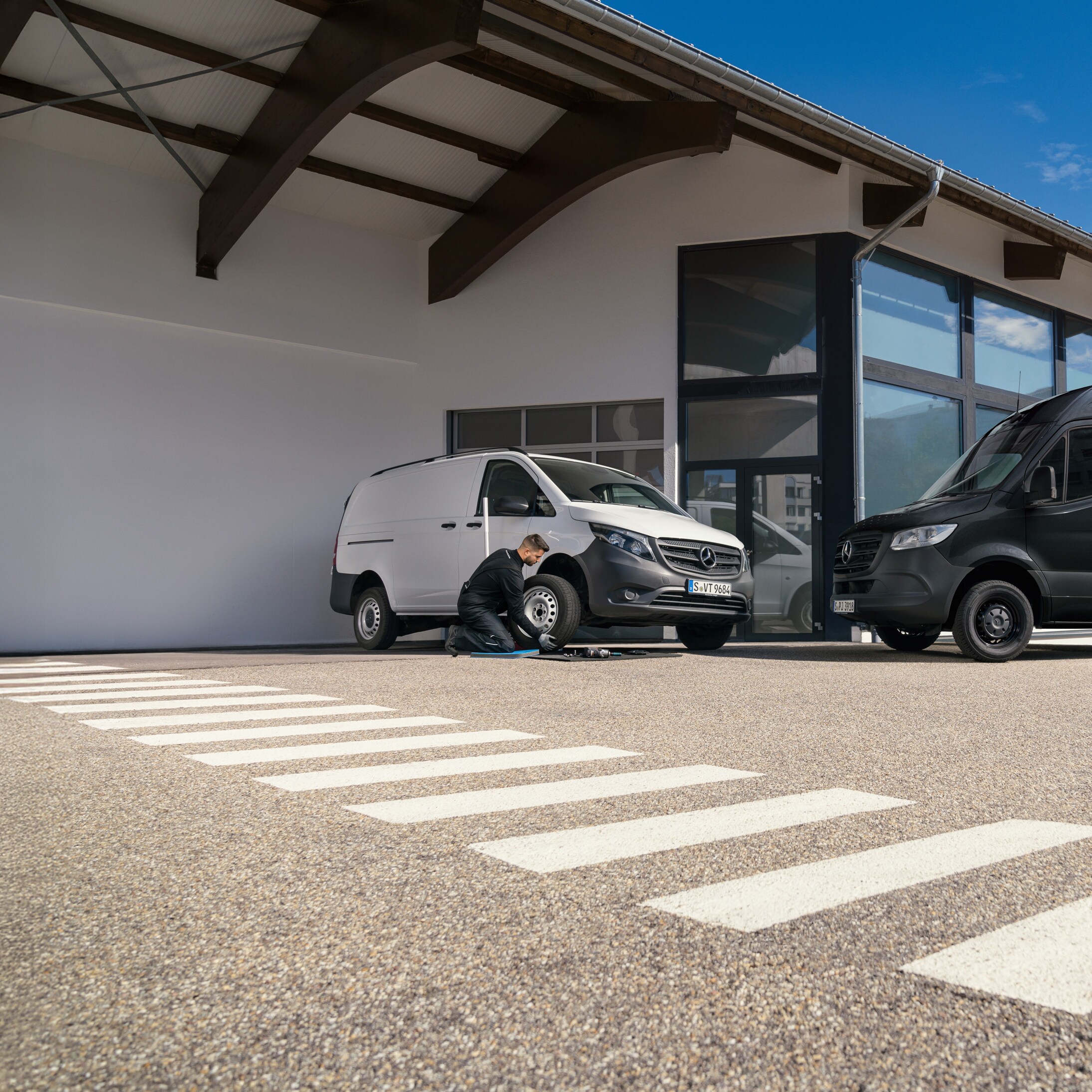 Verschiedene Mercedes-Benz Transporter auf dem Hof – schnelle Hilfe durch mobile Reparatur vor Ort.