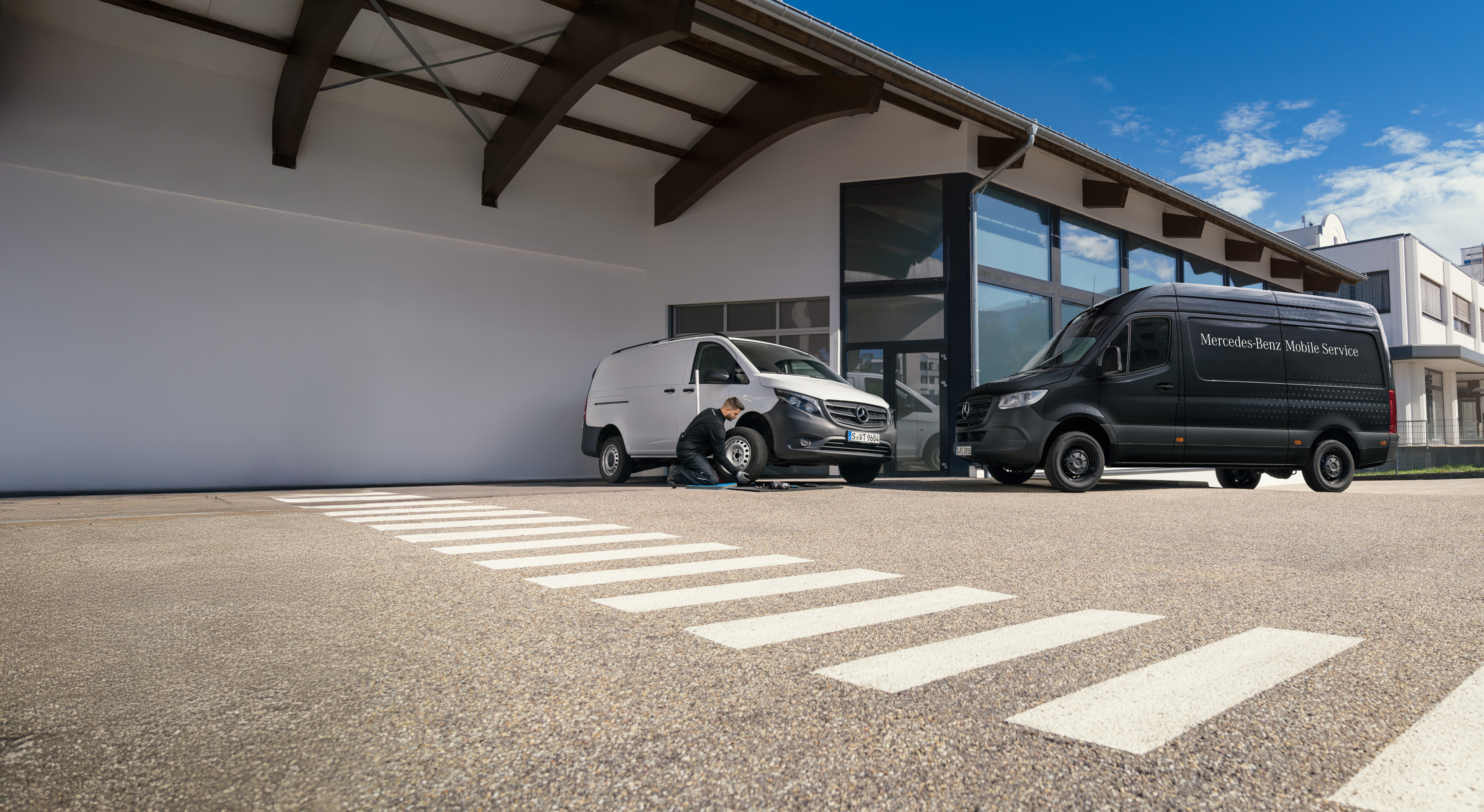 Mobile Service | Mercedes-Benz Transporter. Verschiedene Mercedes-Benz Transporter auf dem Hof – schnelle Hilfe durch mobile Reparatur vor Ort.