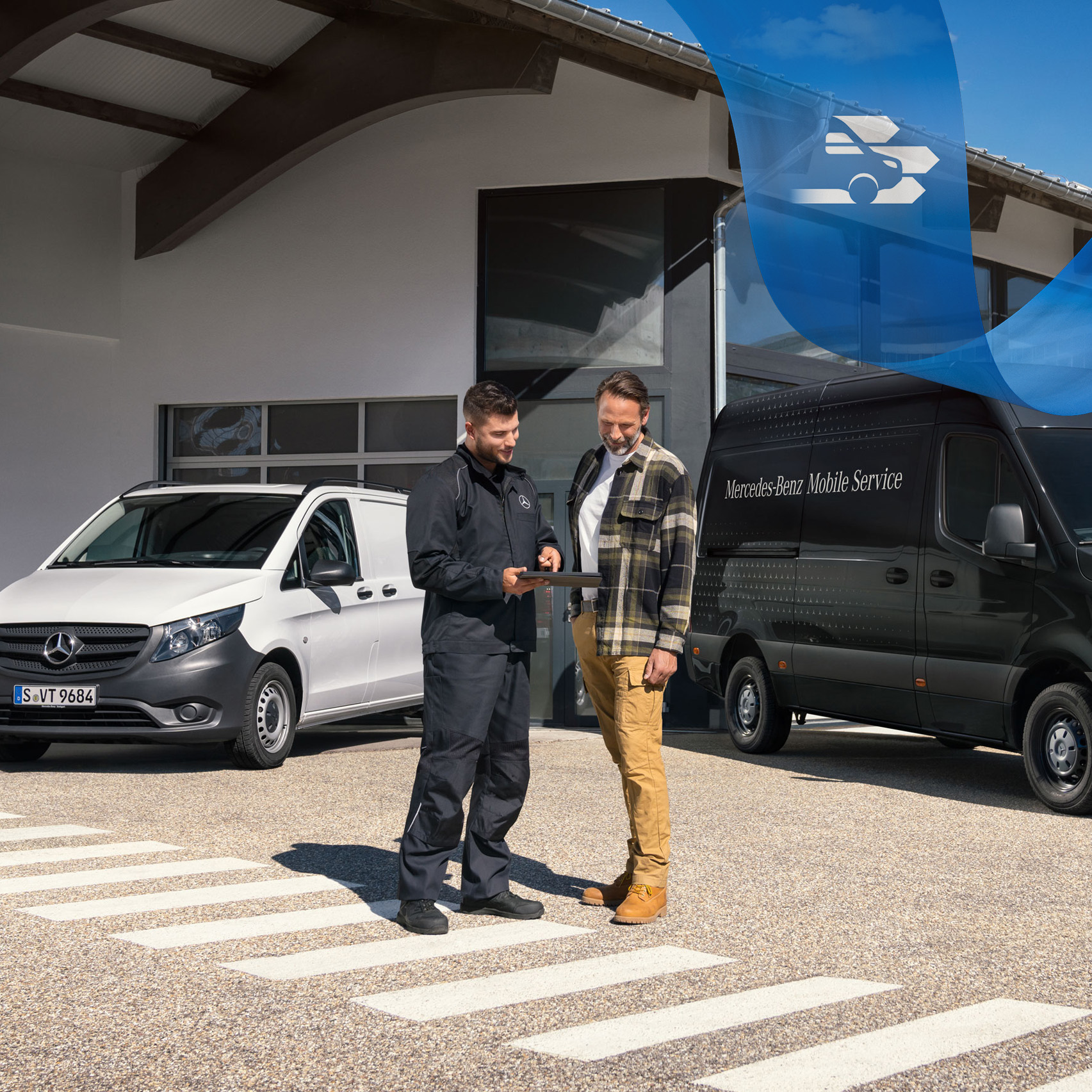 Mobile Service | Mercedes-Benz Transporter. Zwei Männer unterhalten sich vor einem weißen Mercedes-Benz Vito und einem schwarzen Mercedes-Benz Sprinter.