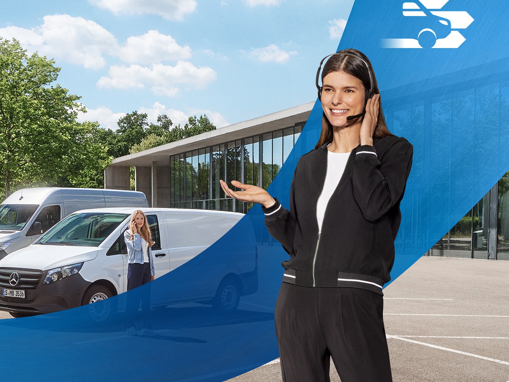 Call Center Mitarbeiterin, der Transporter betreut, mit Headset auf einem Parkplatz vor einem Mercedes-Benz Transporter.
