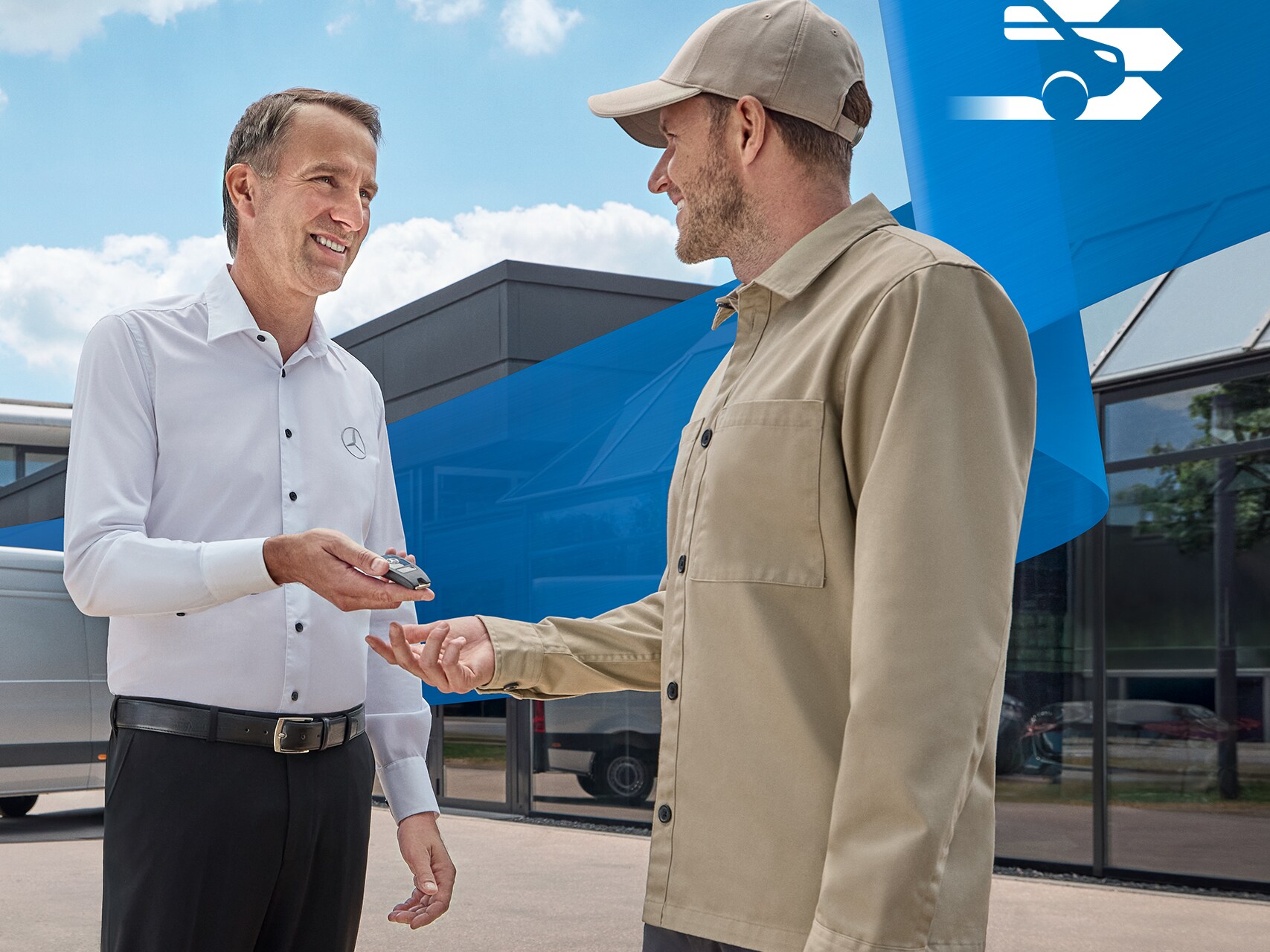 Zwei Männer im Gespräch über den Mercedes-Benz Mobilitätsservice - einfache Übergabe und flexible Mobilitätslösungen für Kunden.