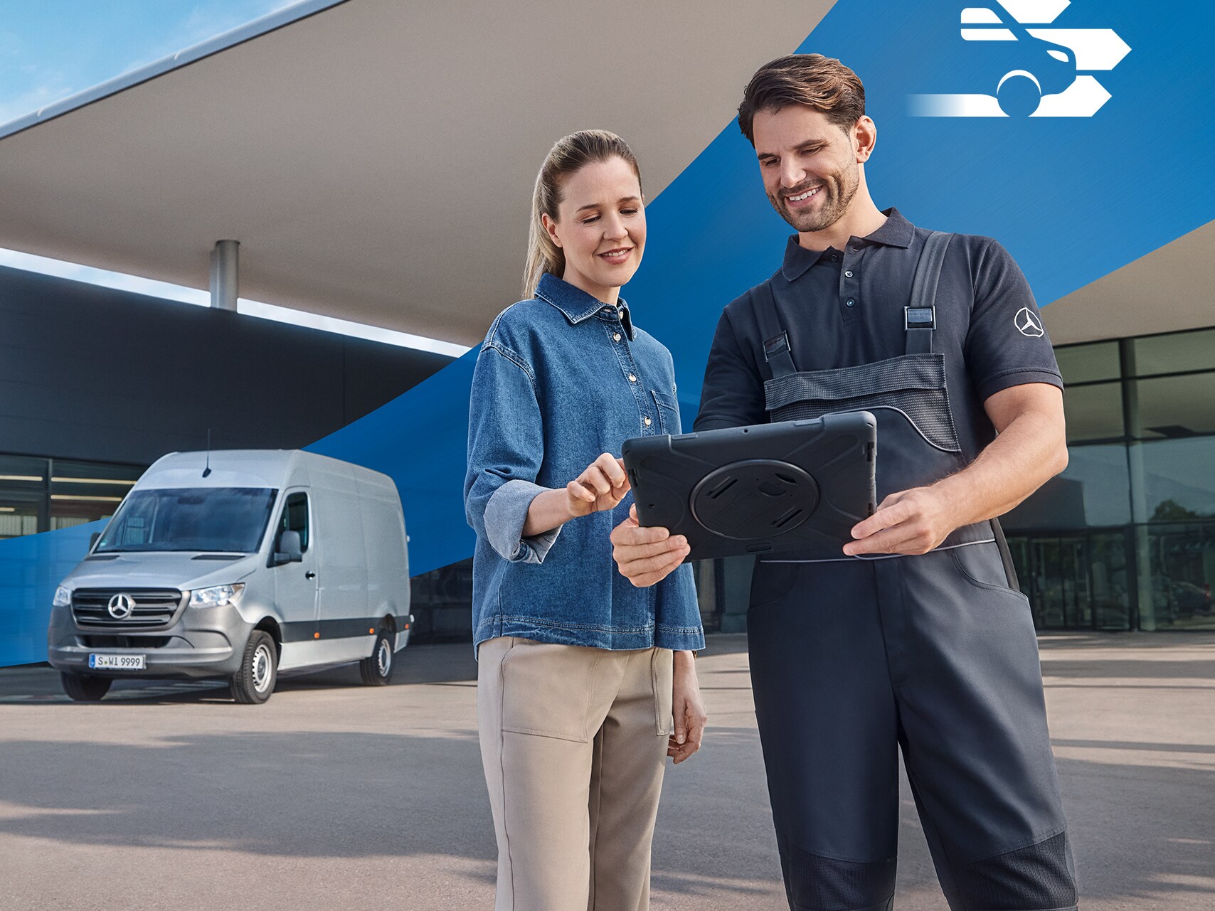 Zwei Personen vor einem Autohaus – umfassender Nutzfahrzeugservice für Mercedes-Benz Kunden.