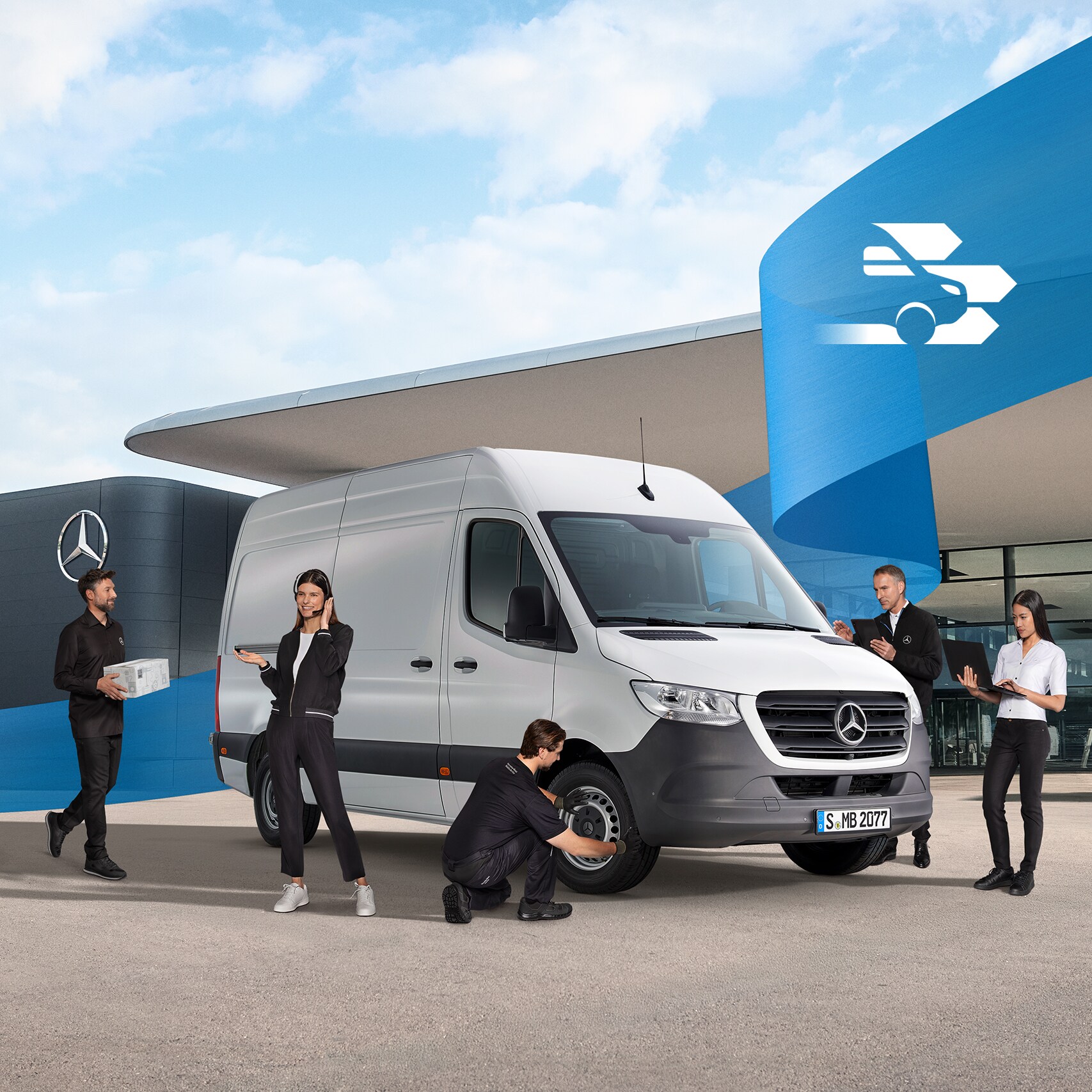 Fünf Mercedes-Benz Mitarbeiter um einen weißen Transporter auf dem Parkplatz eines Mercedes-Benz Service-Partners.