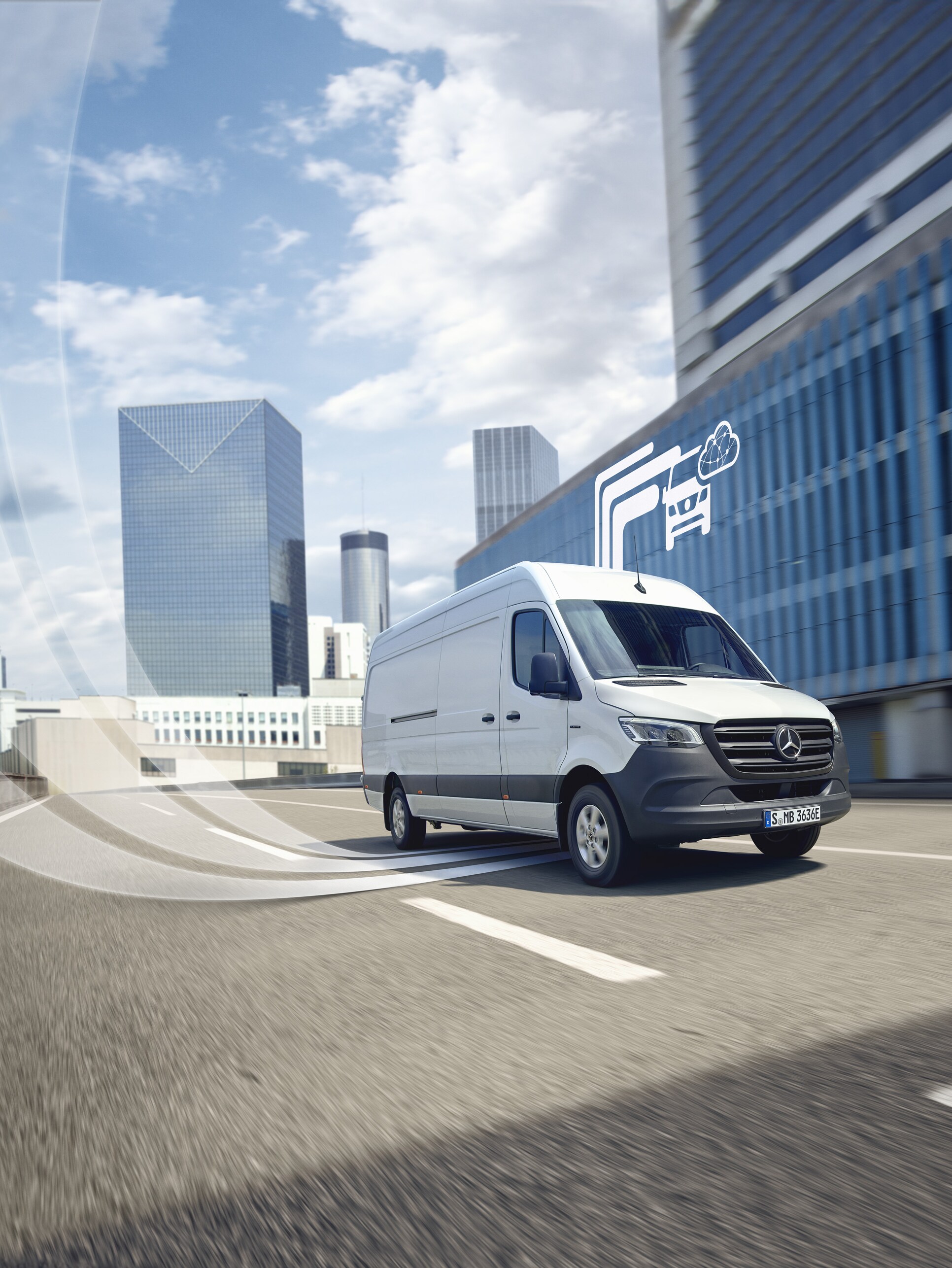 Weißer Mercedes-Benz Transporter fährt durch die Stadt, digitales Symbol für Mercedes-Benz Technologie im Hintergrund.