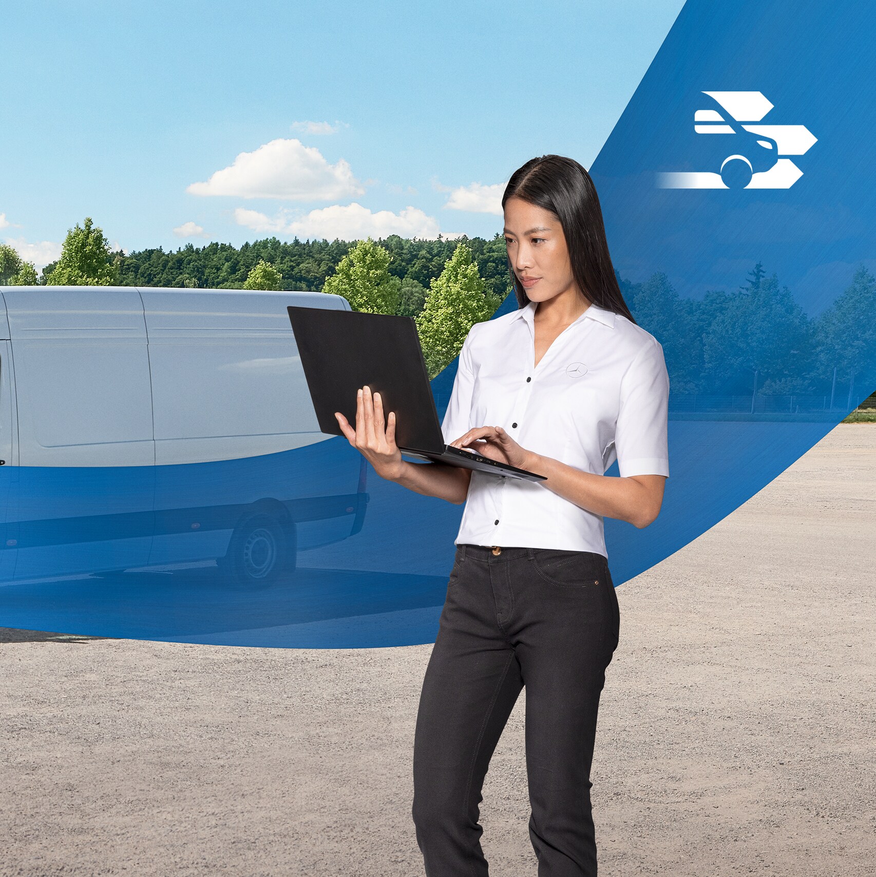 Frau mit einem Laptop in der Hand vor einem weißen Transporter, mit einem blauen Band, das quer durch das Bild läuft. Die durchsichtige Motorhaube symbolisiert die Mercedes-Benz Diagnose.