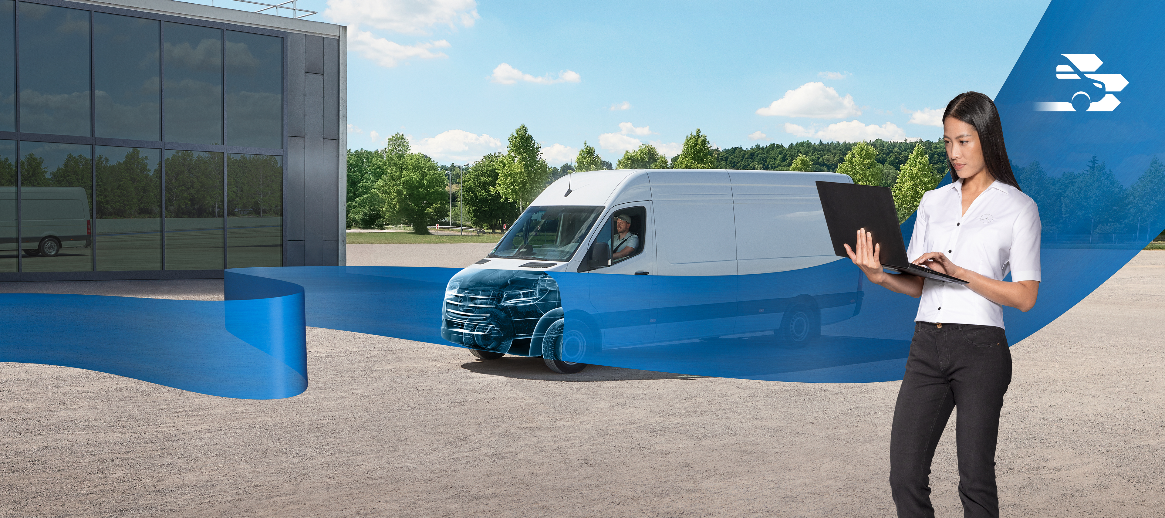 Intelligente Fahrzeugsteuerung | Mercedes-Benz Vans. Frau mit einem Laptop in der Hand vor einem weißen Transporter, mit einem blauen Band, das quer durch das Bild läuft. Die durchsichtige Motorhaube symbolisiert die Mercedes-Benz Diagnose.