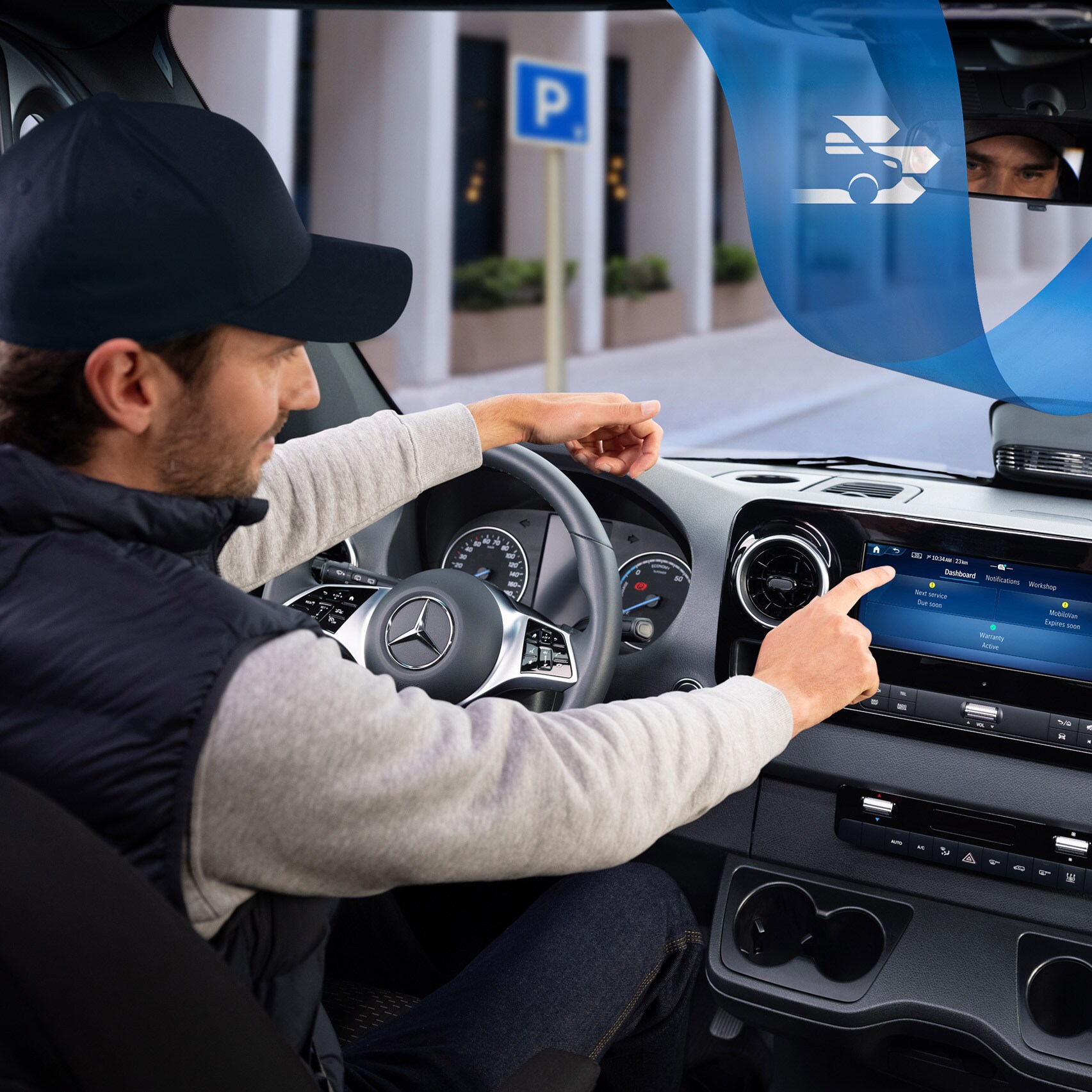 Fahrer nutzt die Mercedes-Benz Onboard Service App im Fahrzeug, um Servicetermine bequem zu buchen und zu verwalten.