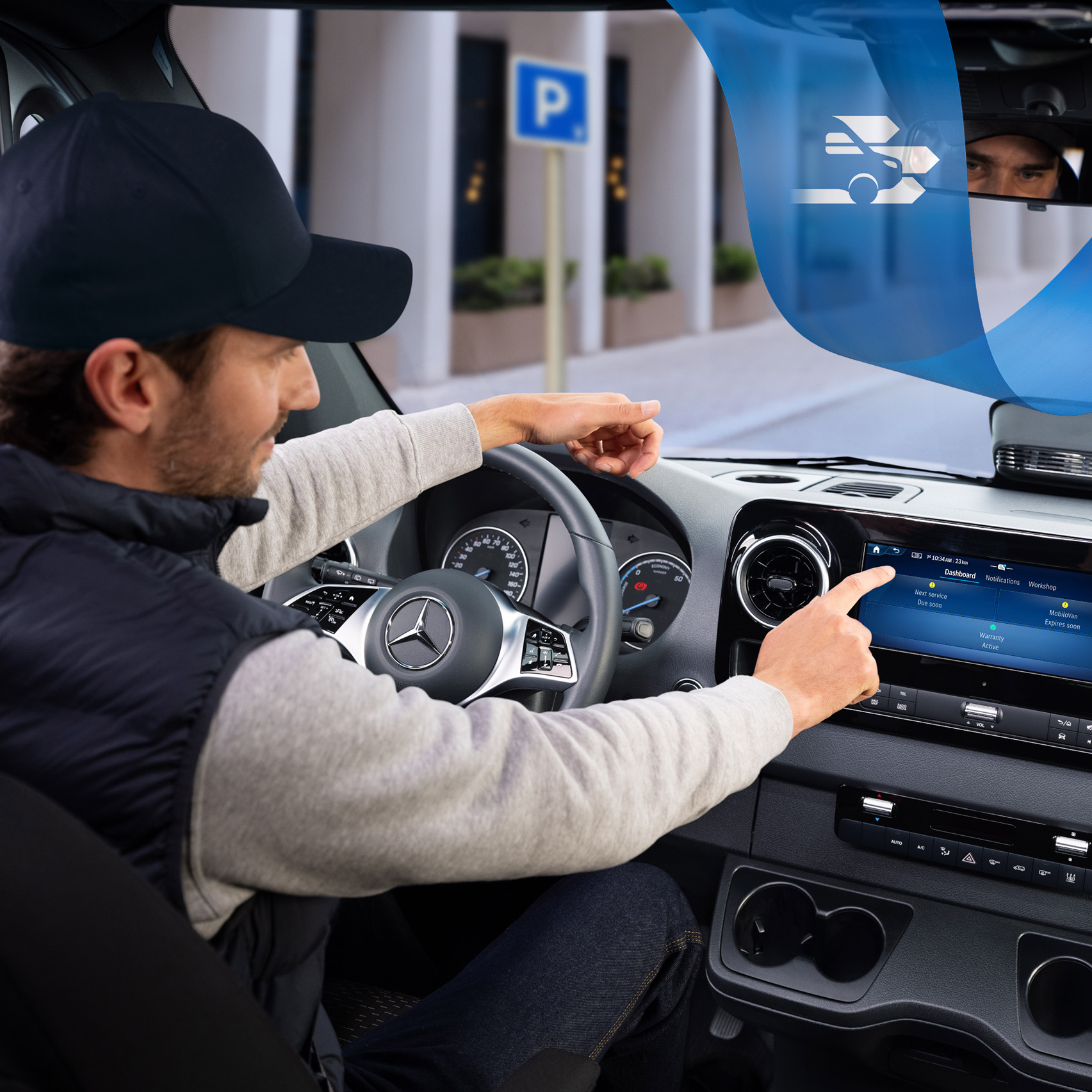 Onboard Service App | Mercedes-Benz Transporter. Fahrer nutzt die Mercedes-Benz Onboard Service App im Fahrzeug, um Servicetermine bequem zu buchen und zu verwalten.