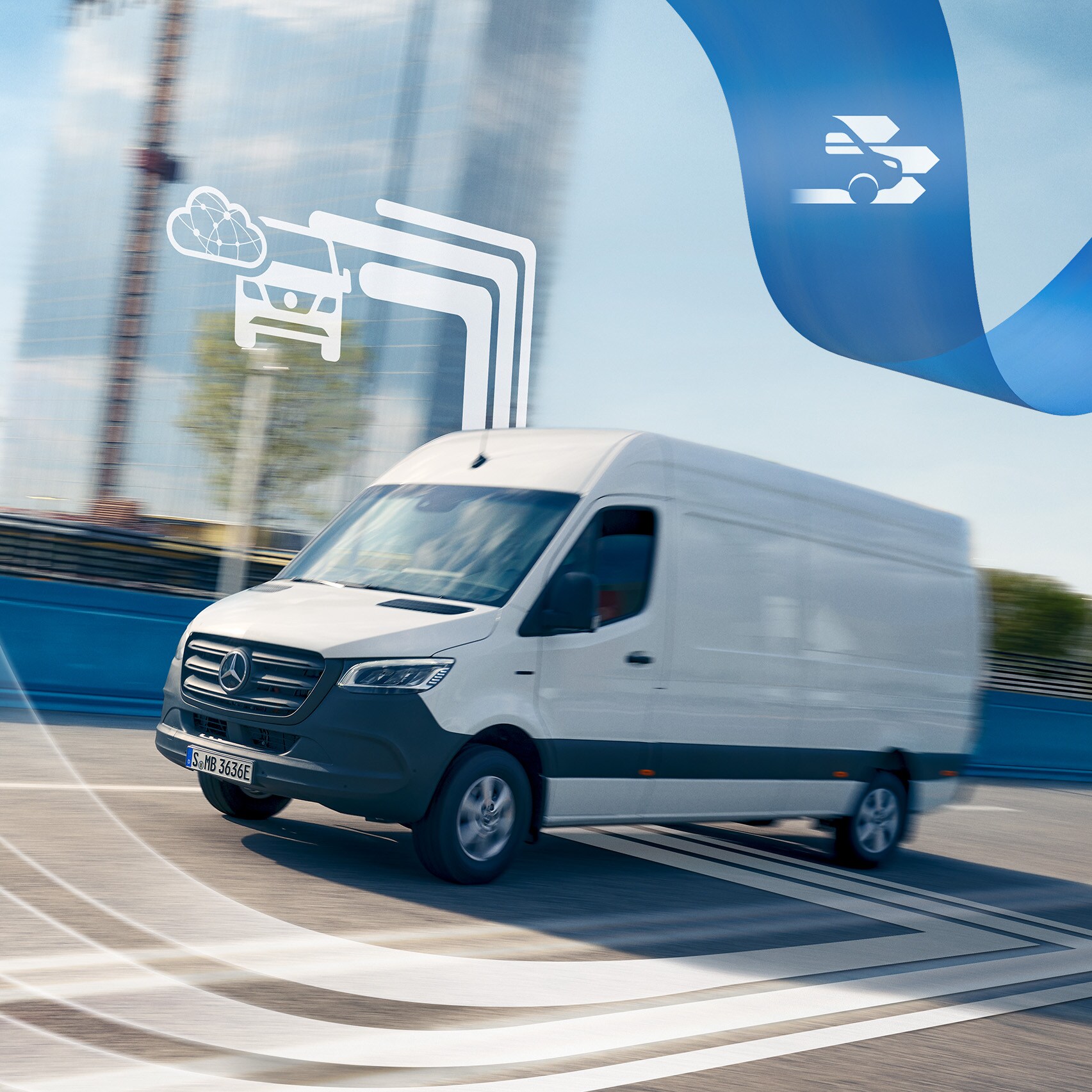 Weißer Mercedes-Benz Sprinter Transporter auf der Straße mit digitalem Symbol.