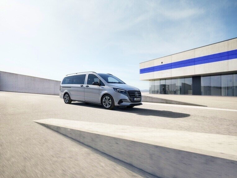 Der Mercedes-Benz eVito Tourer auf dem Dach eines Parkhauses bei vollem Sonnenschein.