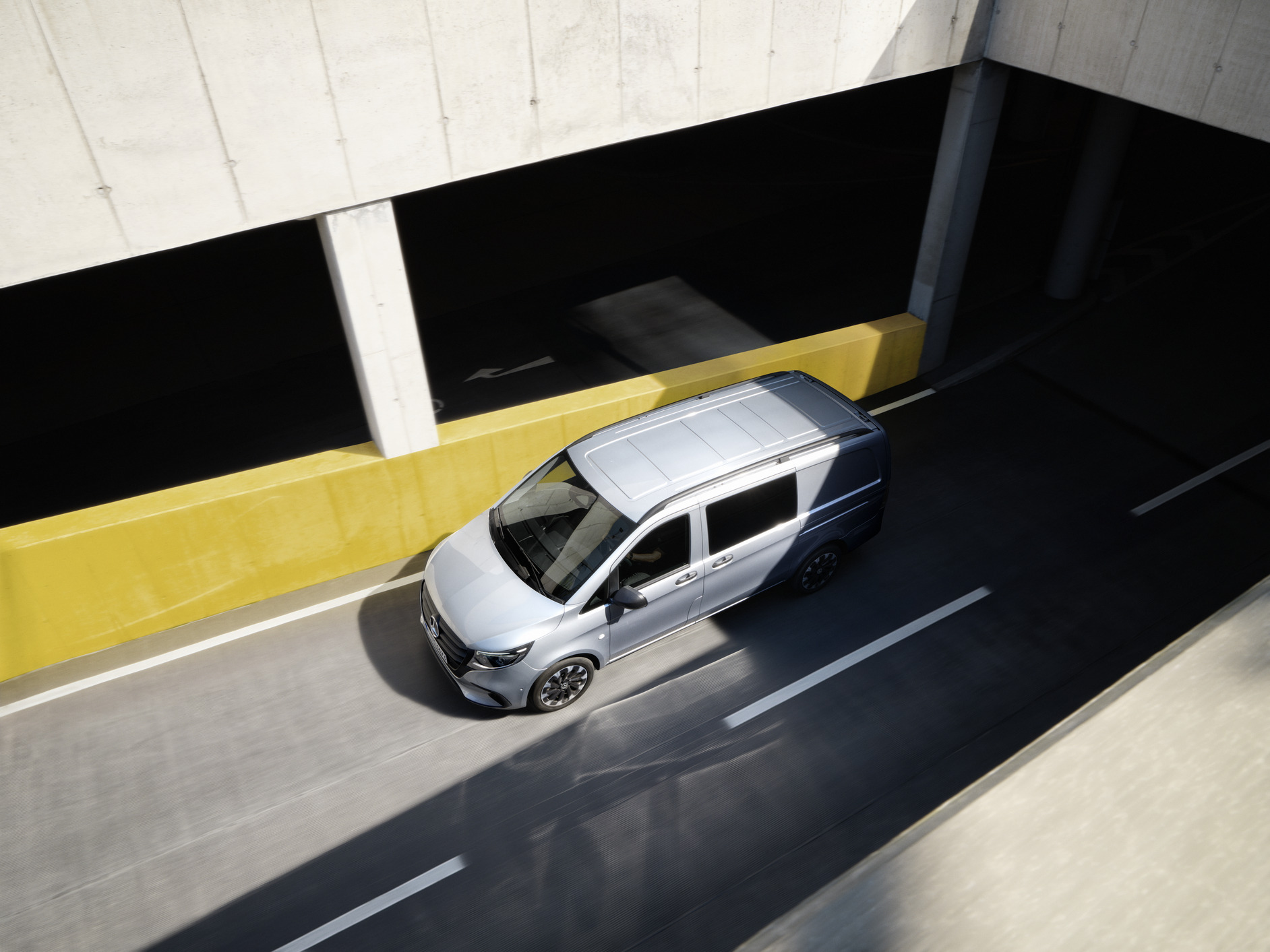 Vito Mixto | Mercedes-Benz Der Mercedes-Benz Vito Mixto fährt eine Einfahrt hinauf.