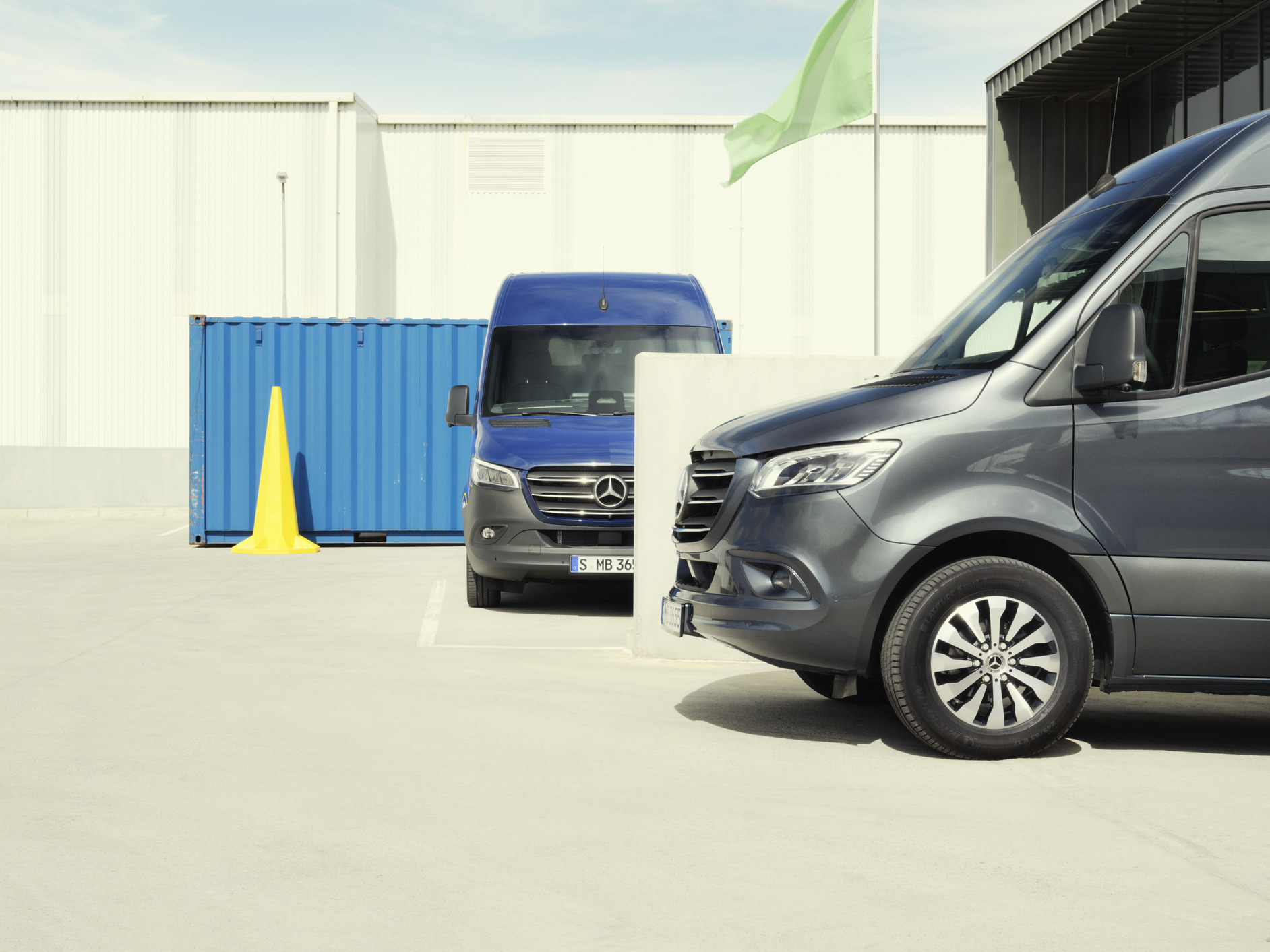 Sprinter | Mercedes-Benz Zwei Sprinter-Modelle stehen auf einem Parkplatz.