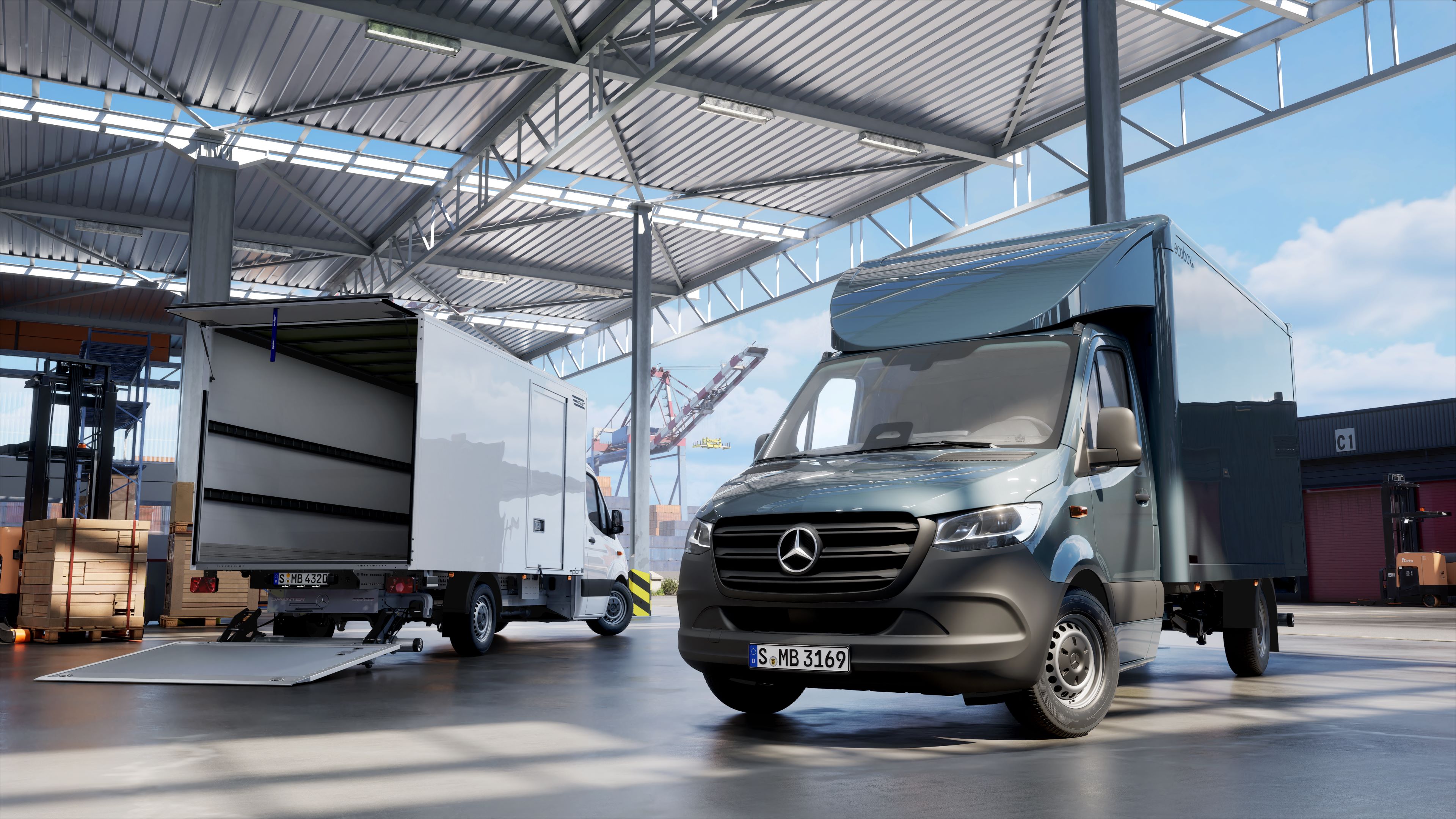 Mercedes-Benz Transporter | Mercedes-Benz Ein Transporter mit Aufbau steht in einer Halle neben einem Transporter mit offenem Laderaum.