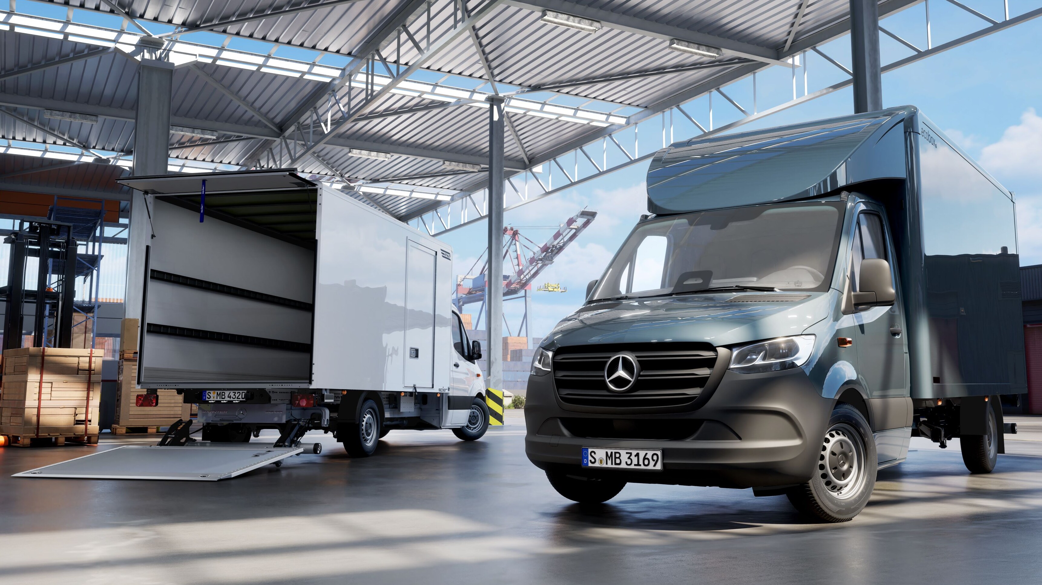 Ein weißer eSprinter Kastenwagen fährt auf einer Straße in einer urbanen Umgebung.