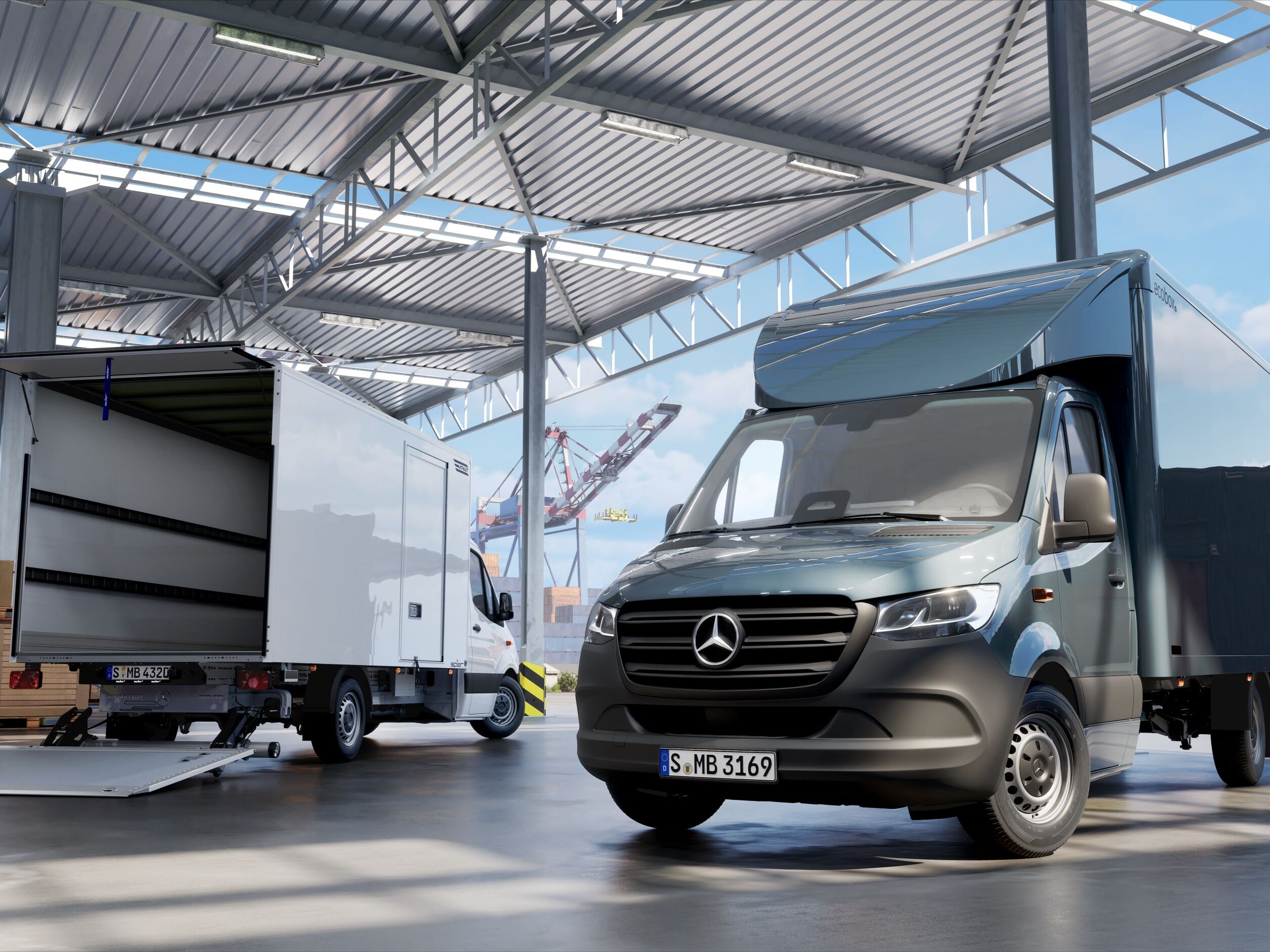 Zwei Mercedes-Benz Sprinter mit Kofferaufbauten.