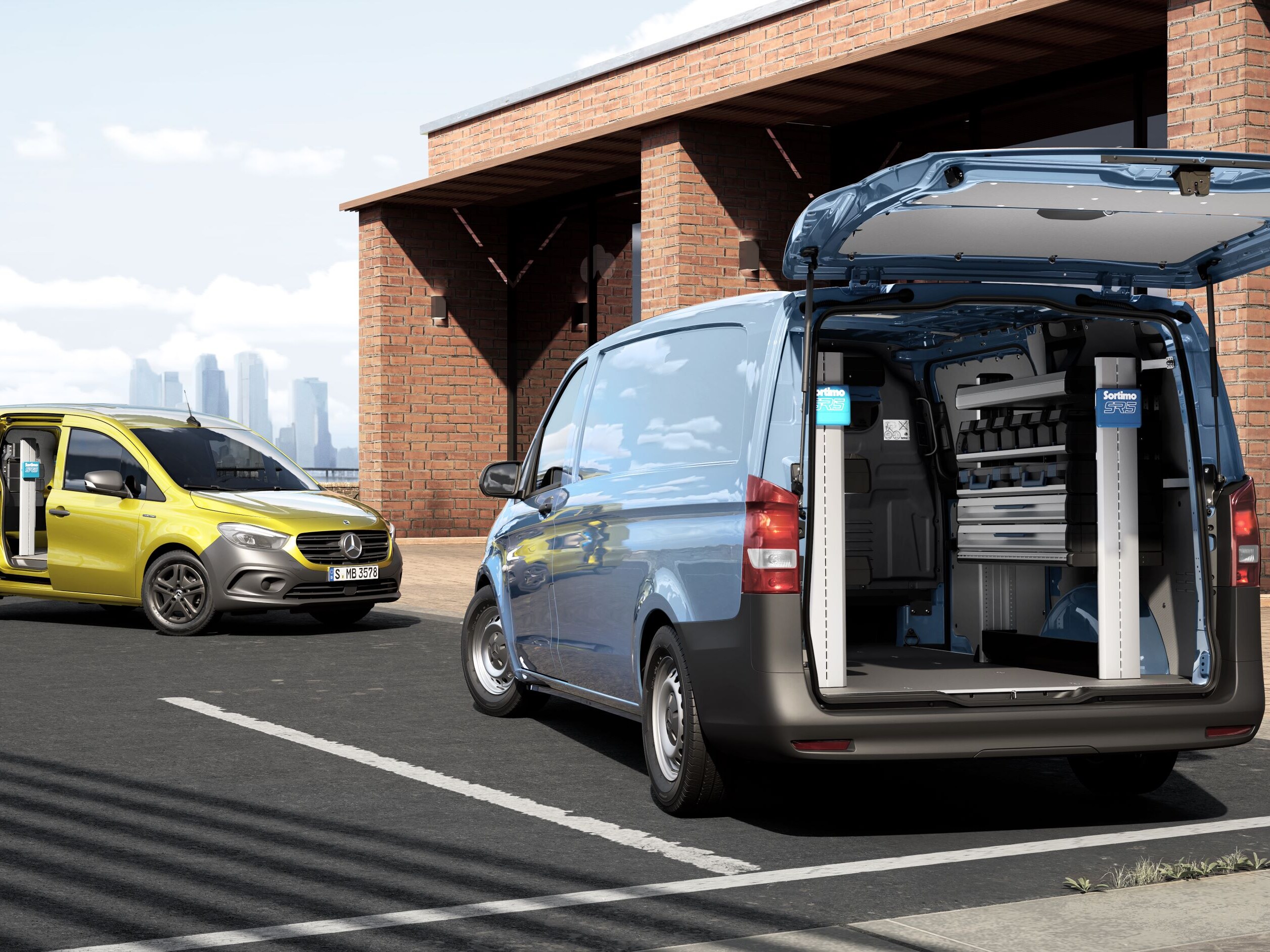 Der Mercedes-Benz Vito and Citan mit geöffnetem Kofferaufraum und Handwerksequipment.